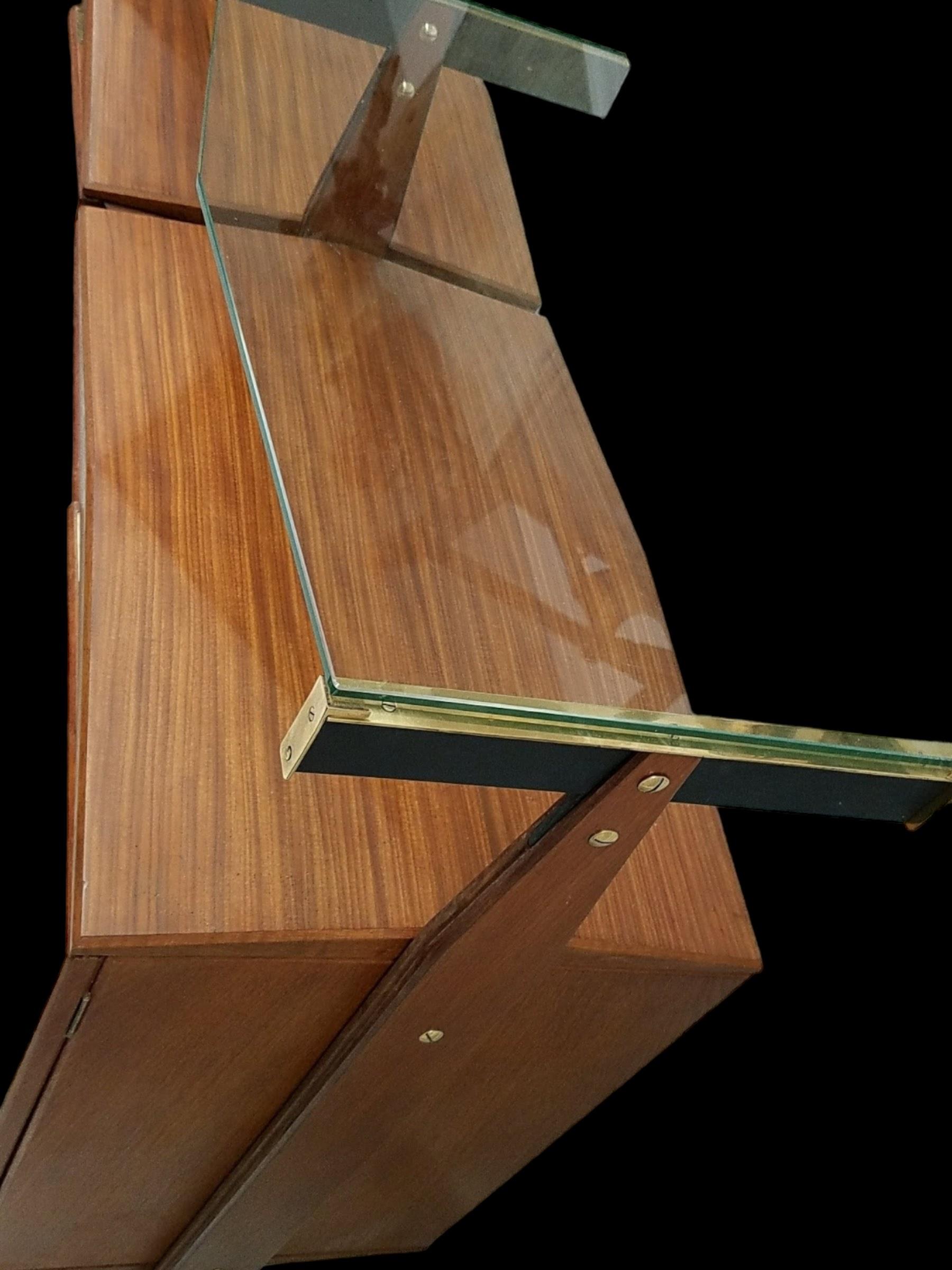 Sechseckige Vittorio Dassi Sideboard-Glasregale La Permanente Mobili Cantu 1950er Jahre (20. Jahrhundert) im Angebot