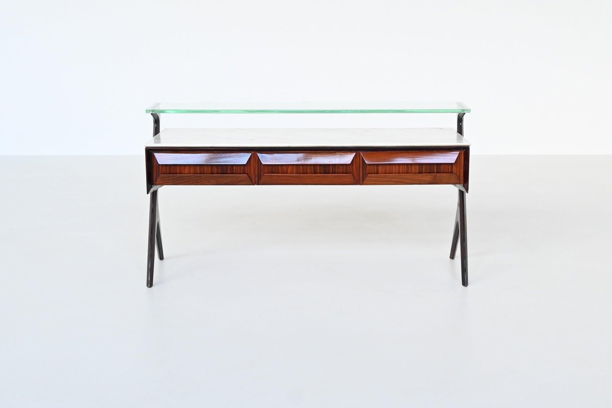 Magnifique buffet conçu par Vittorio, Alessandro et Plinio Dassi et produit à Lissone par Dassi, Italie 1953. Ce magnifique buffet est à la fois raffiné et élégant à tous points de vue. Il se caractérise par une forme sculpturale inhabituelle.