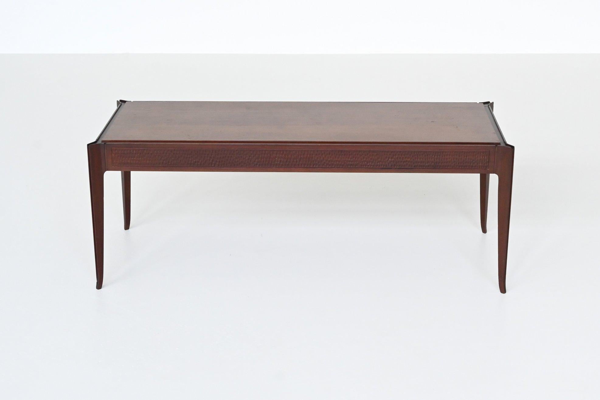 Schöner, elegant geformter italienischer Couchtisch im Stil von Vittorio Dassi, Italien 1960. Dieser sehr schöne lange Couchtisch ist aus Mahagoni mit einer schönen gestreiften Maserung gefertigt. Wunderschöne Details sind die spitzen Ecken, die