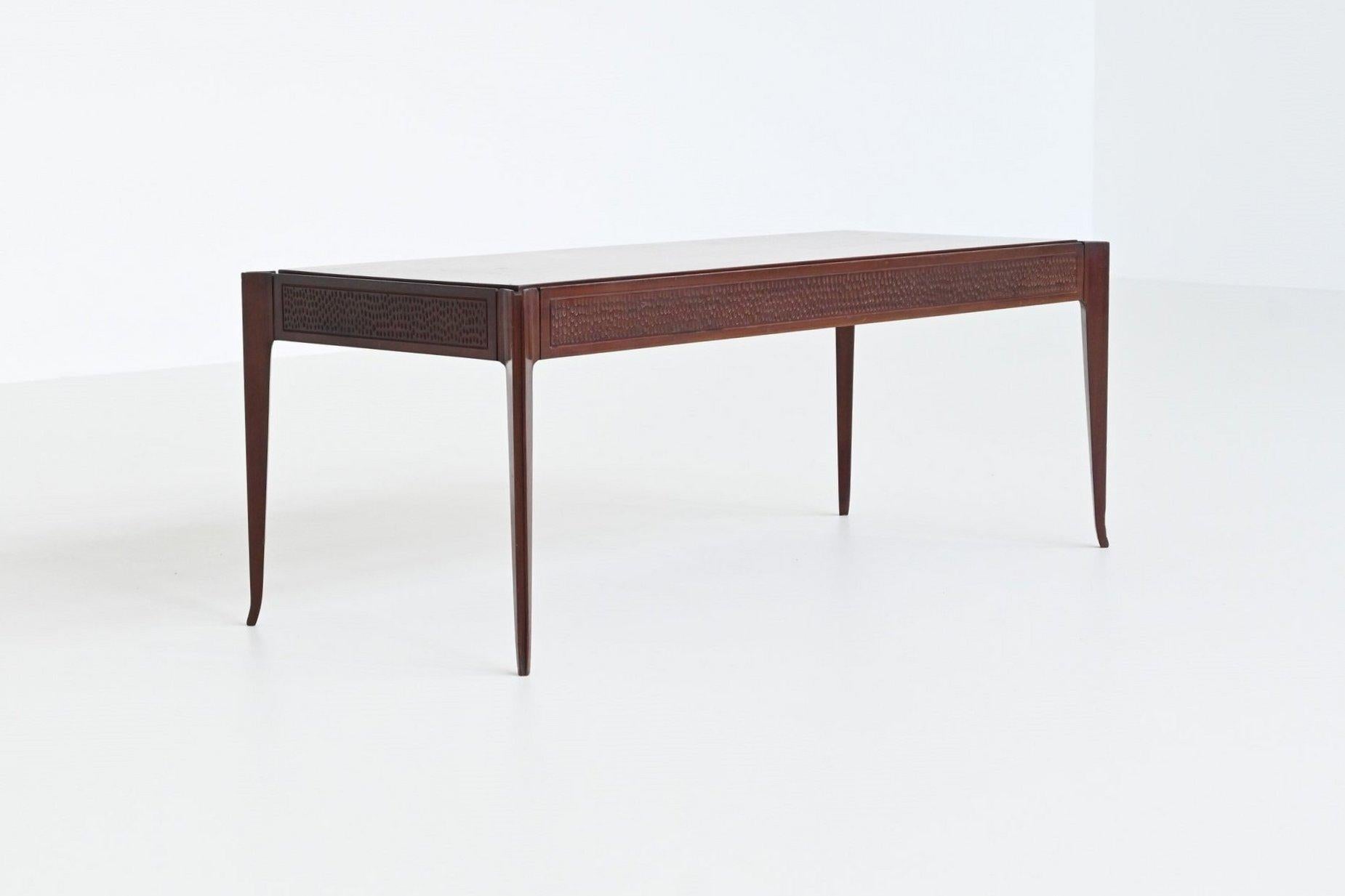 This beautiful and elegantly shaped coffee table, made in Italy around 1960, is crafted in the distinctive style of Vittorio Dassi. Executed in richly grained mahogany, the piece showcases refined Italian craftsmanship with its long, slender