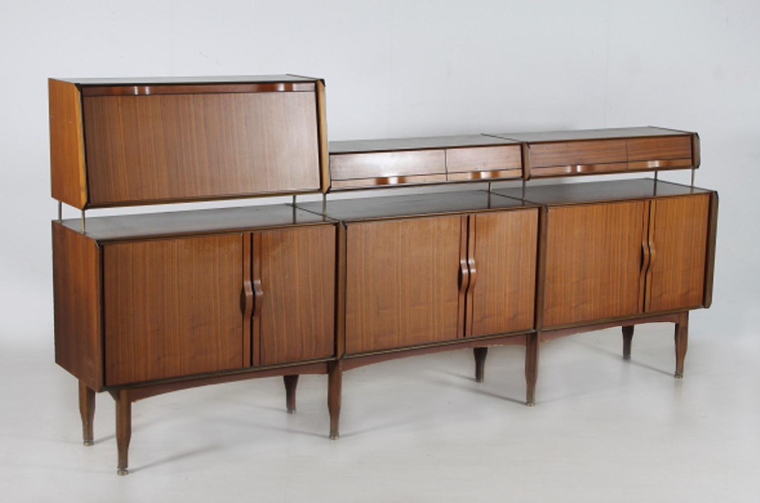 Mid-Century Modern Vittorio Dassi three height walnut long sideboard
Heights: 80 cm, 102 cm, 128 cm
This item is in original condition, can be sold as it is or fully restored, the price shown is in original condition.