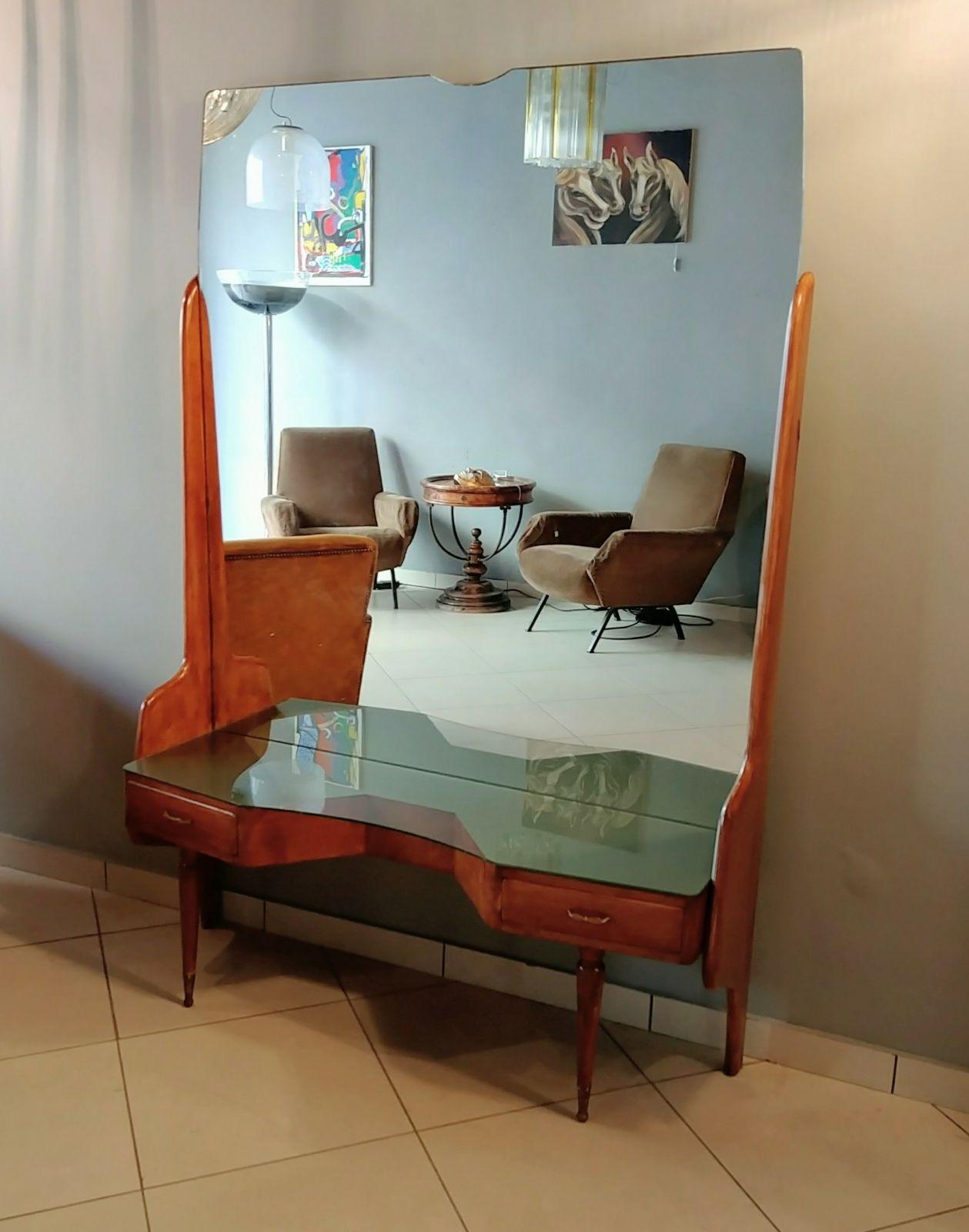 Vittorio Dassi, table console de vanité, Italie 1950s
Vanity beauty avec grand miroir original des années 1950 : formes et géométries très particulières.