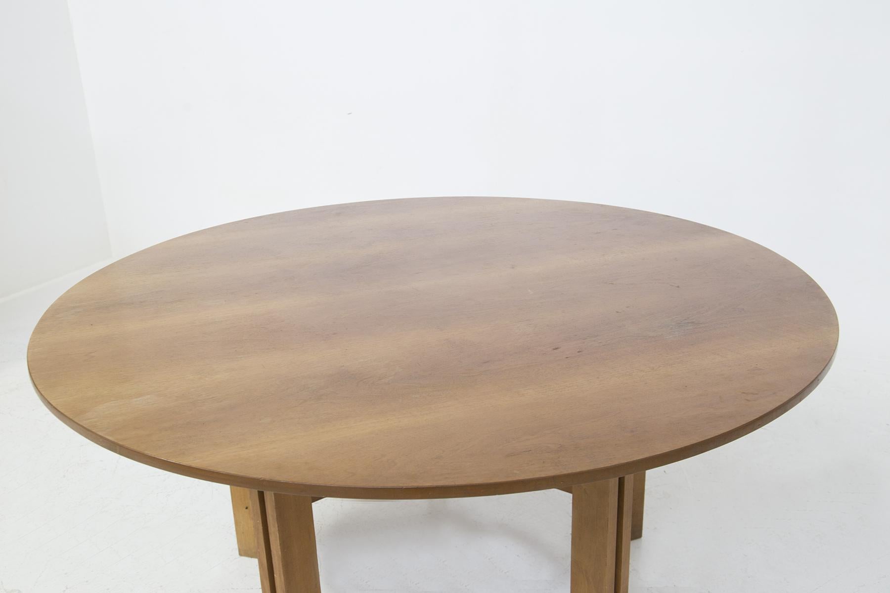 Beautiful round table designed by three great designers Vittorio Gregotti, Lodovico Meneghetti and Giotto Stoppino, of fine Italian manufacture from the 1950s. UNIQUE PIECE.
The table is made entirely of wood with hard, outlined geometric