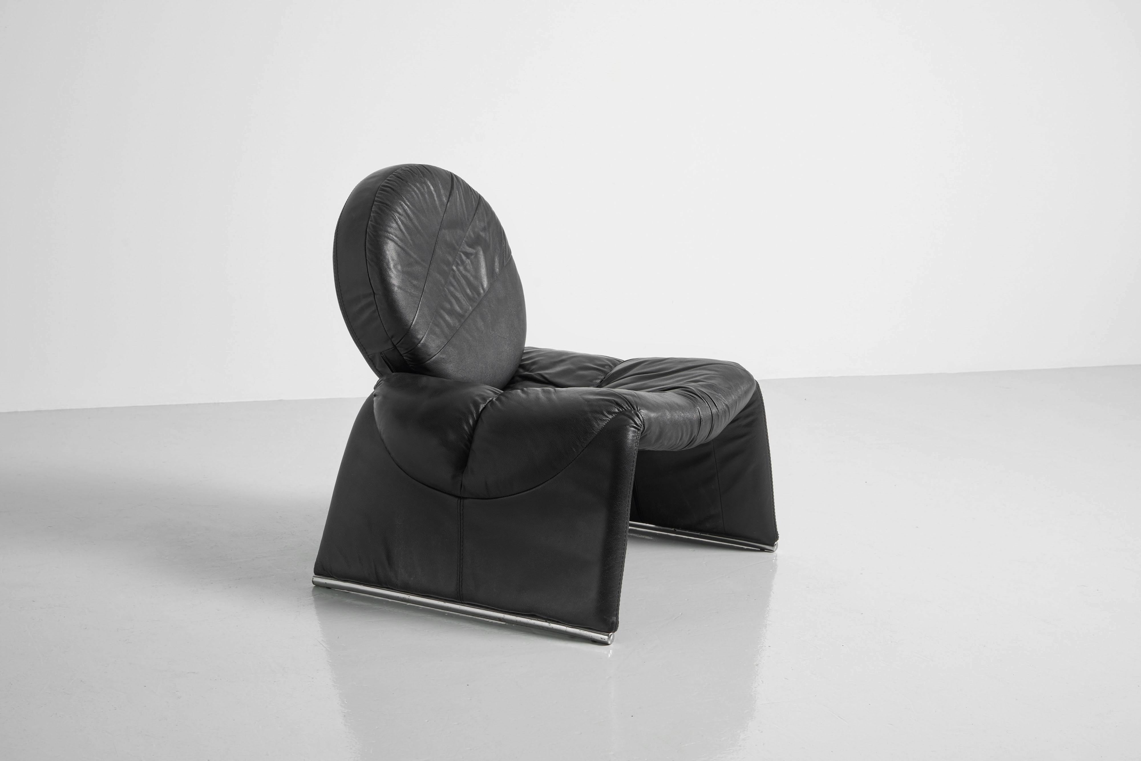 Fantastique chaise longue originale Vittorio Introini Calypso, un chef-d'œuvre intemporel conçu en 1979 et fabriqué par Saporiti en Italie. Le fauteuil est doté d'une assise en cuir en forme de cascade et d'un dossier rond en cuir. L'assise est