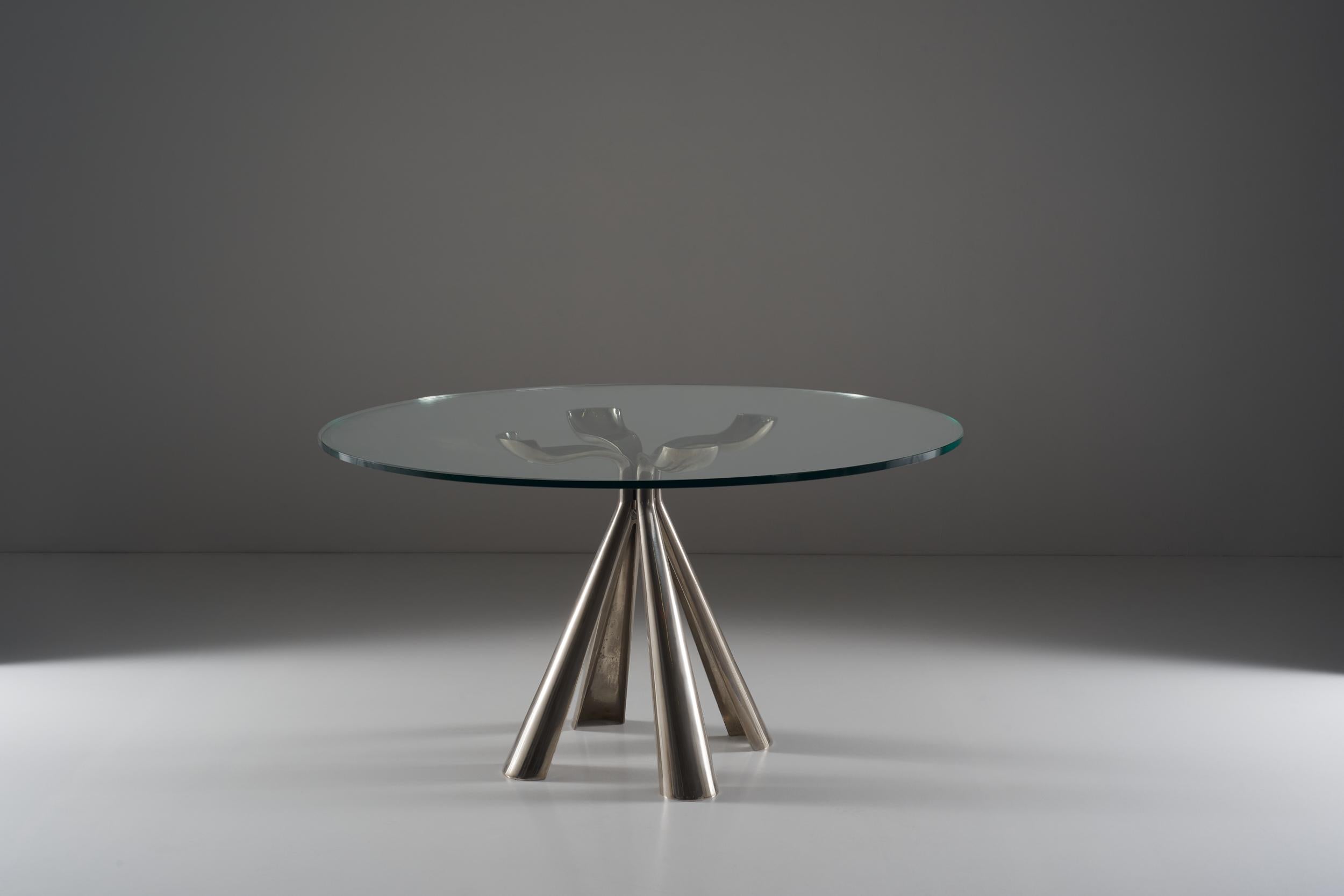 The table mod. Colby designed by Introini and producted by Saporiti in the 1970s is an extremely compressed table, the die-cast steel legs are shaped according to a flexed and narrow shape in the central-upper part while the two wider ones are