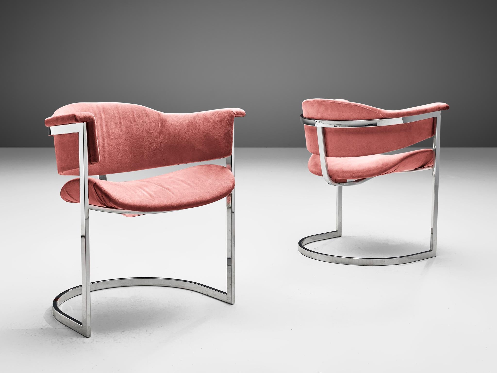 Vittorio Introini pour Mario Sabot, paire de chaises de salle à manger, acier chromé, tissu, Italie, années 1970.

Paire de chaises de salle à manger en porte-à-faux avec une structure en acier plié et chromé, conçues par Vittorio Introini dans les