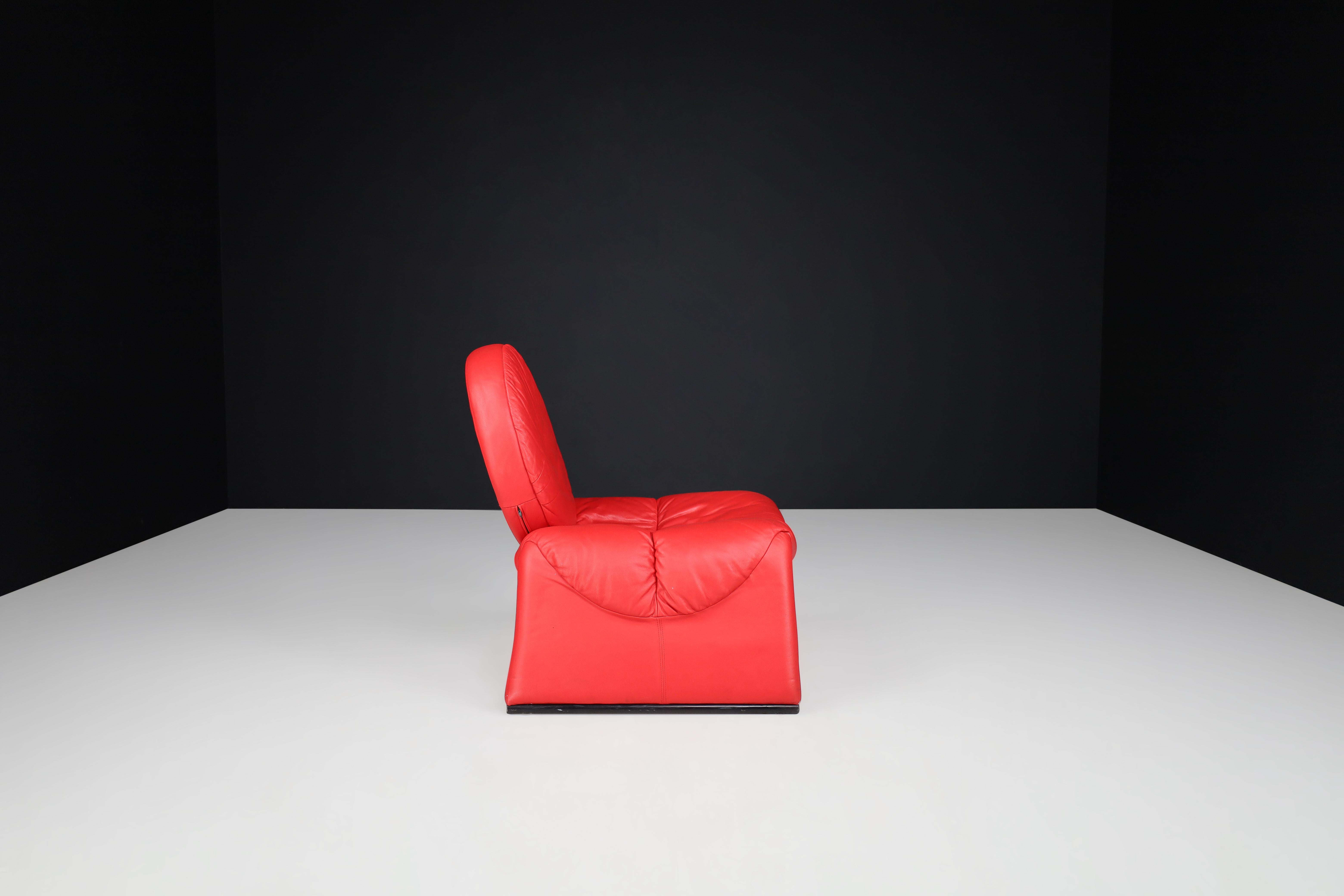 Late 20th Century Vittorio Introini for Saporiti Italia Red Leather Lounge Chair, Italy, 1980s For Sale