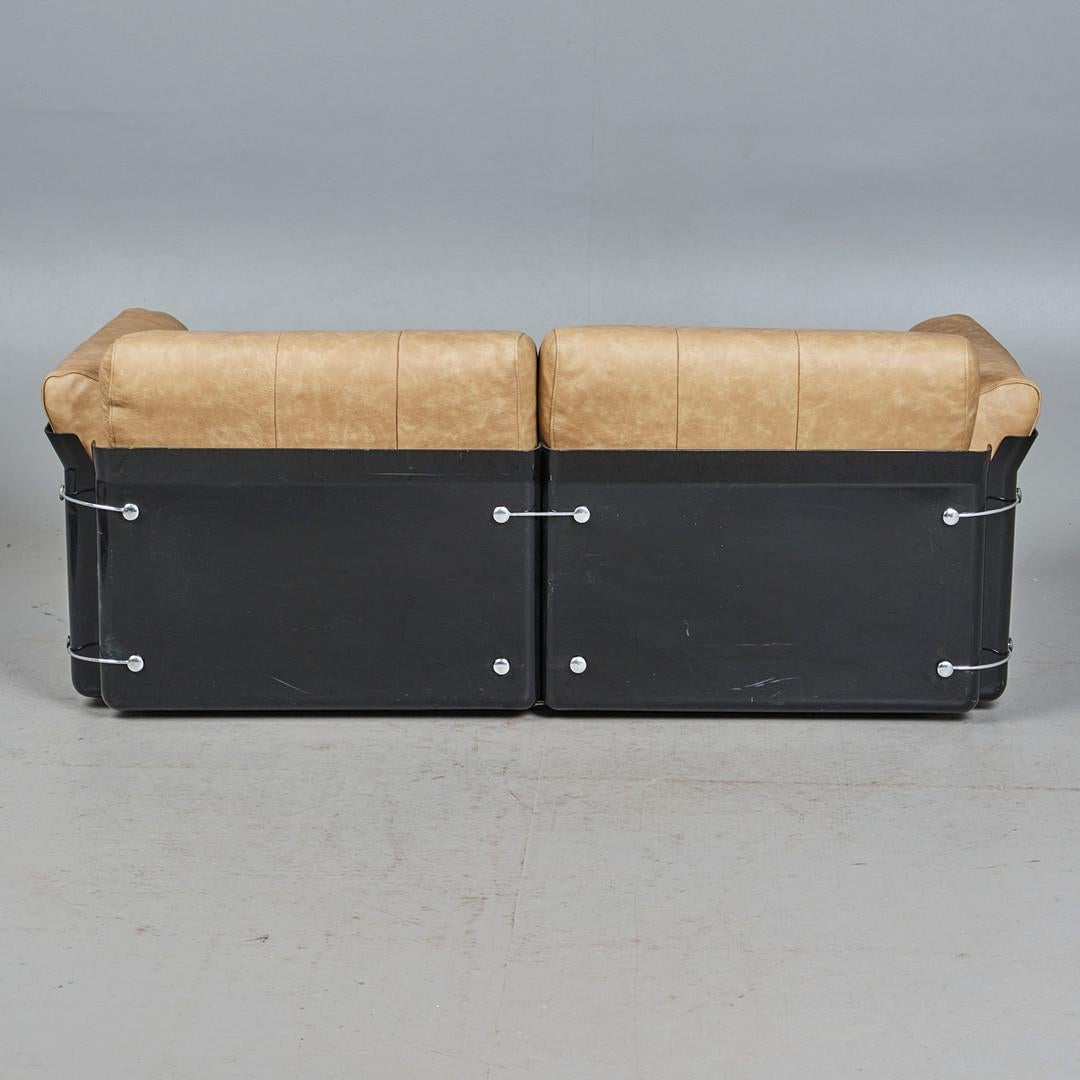 Ein kompaktes Ledersofa mit einem Rahmen aus Lucit, entworfen von Vittorio Introini um 1970.

Dieses bezaubernde Zweisitzer-Sofa befindet sich im Originalzustand und ist mit einer makellosen Lederpolsterung ausgestattet. Die Lucitelemente weisen