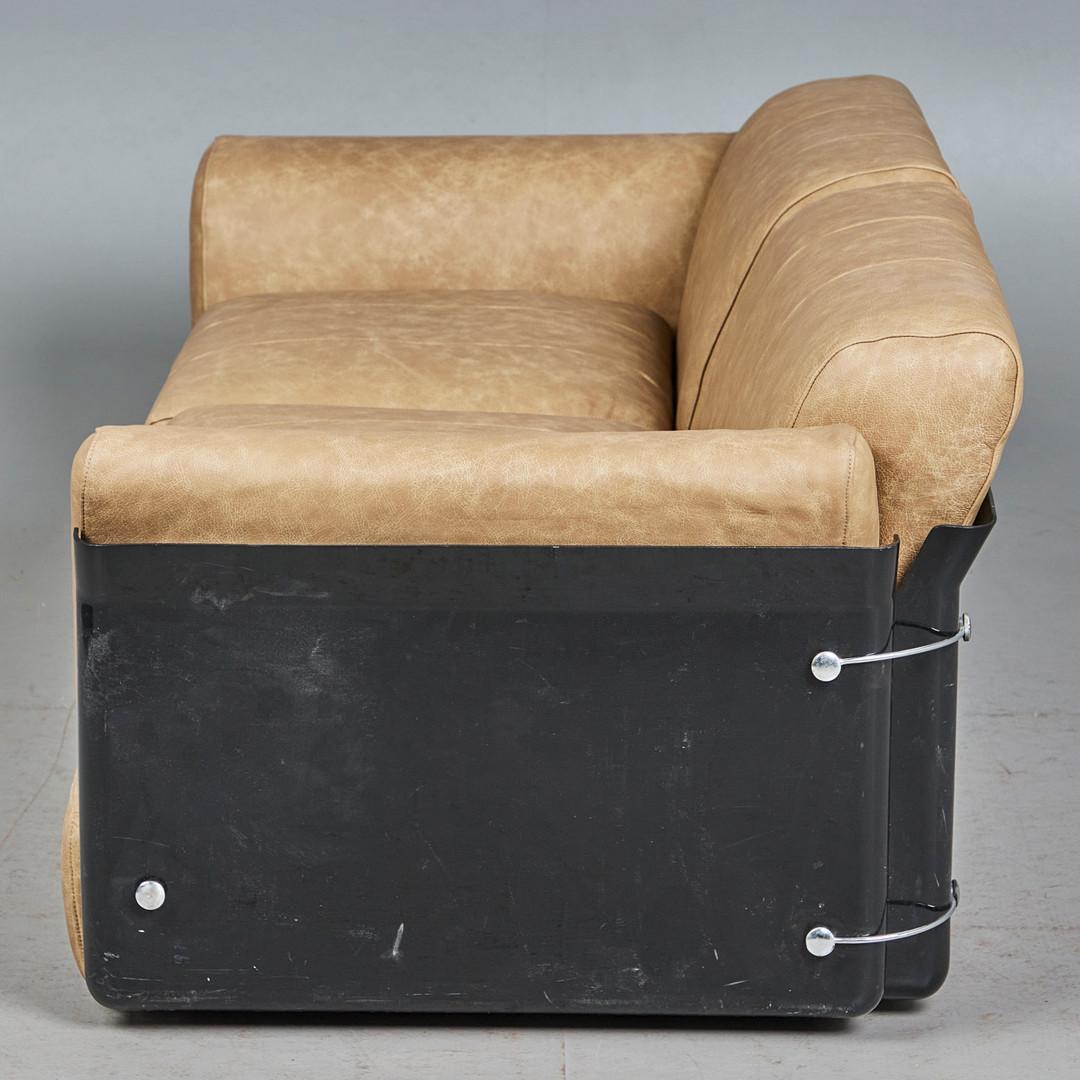 Modern Vittorio Introini for Saporiti leather sofa, 1970s, Italy For Sale