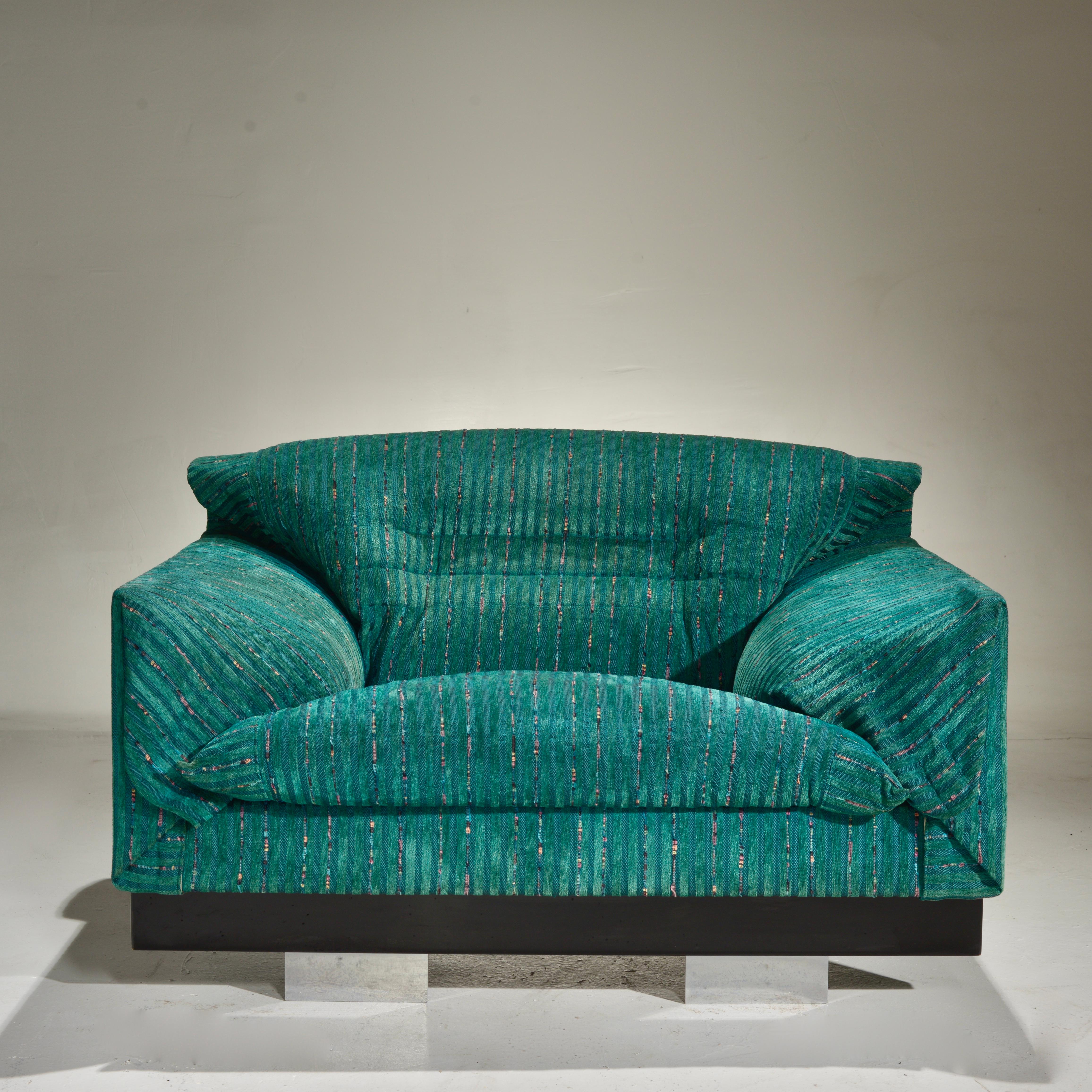 Monumentale und sehr seltene Loungesessel des italienischen Designers Vittorio Introini für Saporiti, um 1970. Der originale farbige, grafisch gemusterte meergrüne Stoffbezug ist in gutem Zustand mit altersgemäßem Ausbleichen.
 