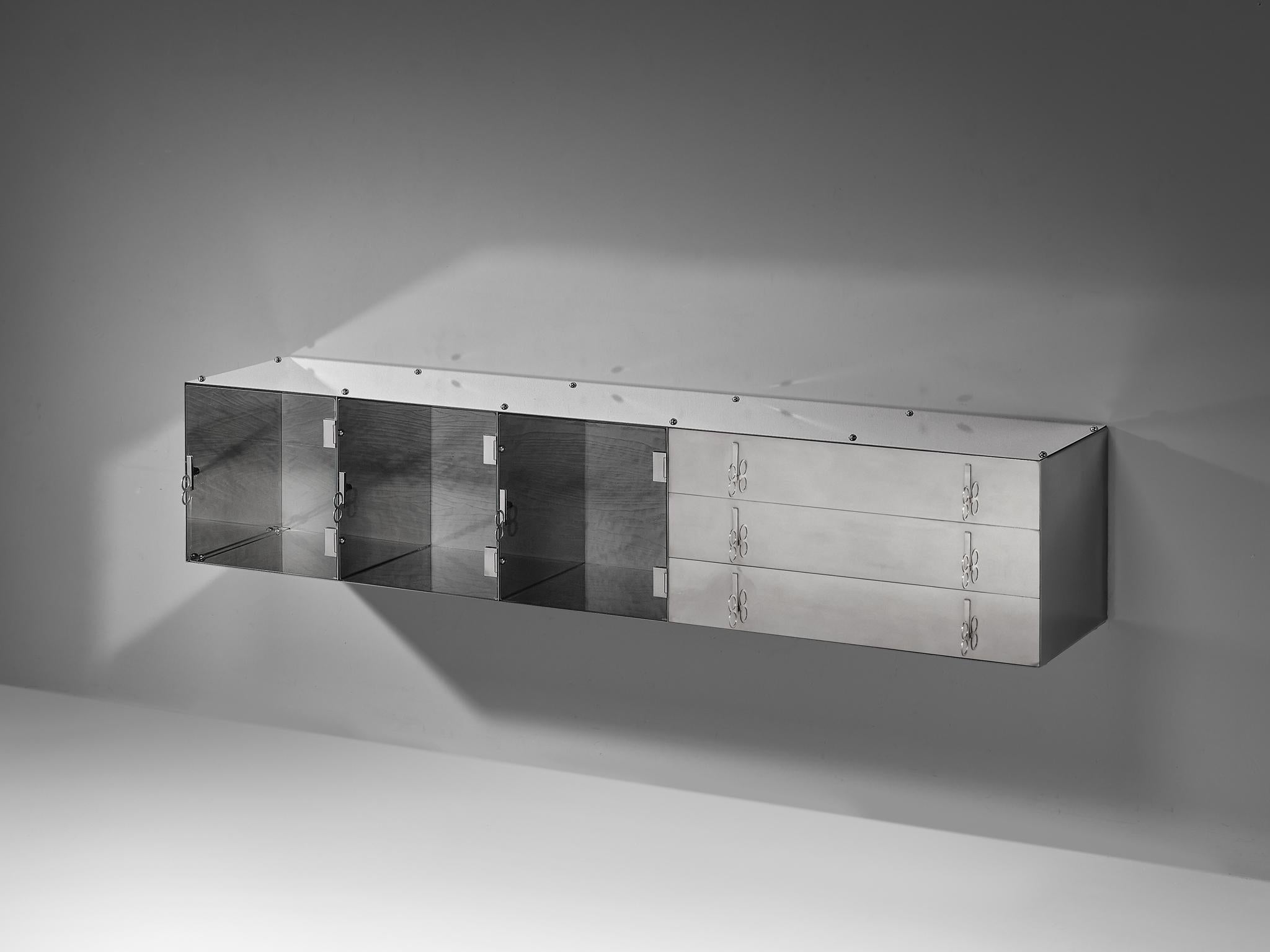 Vittorio Introini für Saporiti, wandmontiertes Sideboard, Aluminium, Glas, Italien, 1960er Jahre 

Außergewöhnliches Sideboard, entworfen von Vittorio Introini für Saporiti in den 1960er Jahren. Das rationalistische Sideboard aus Aluminium und Glas