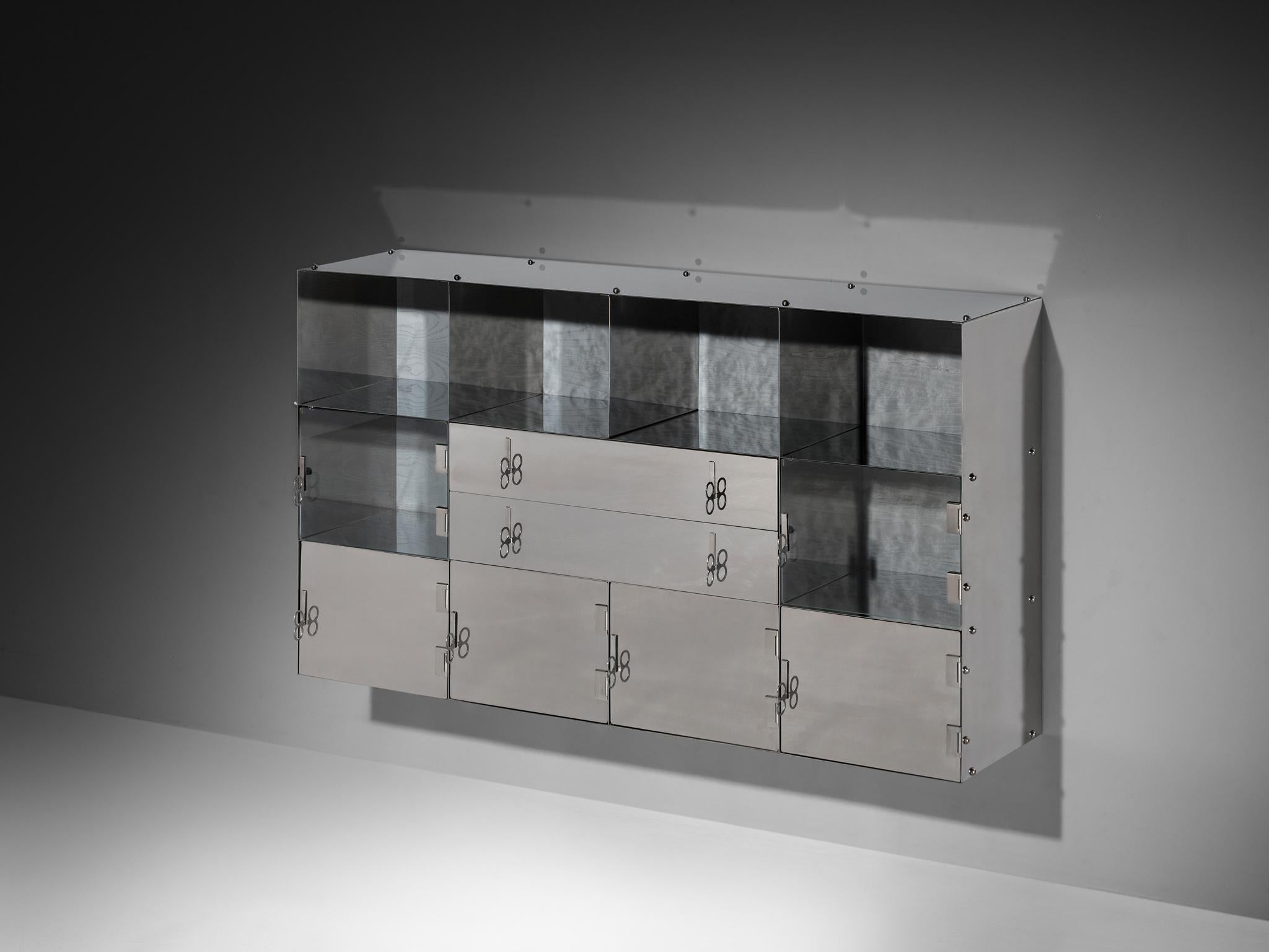 Vittorio Introini per Saporiti, credenza a muro, alluminio, vetro, frassino laccato, Italia, anni '60 

Eccezionale credenza progettata da Vittorio Introini per Saporiti negli anni '60. La credenza razionalista in alluminio e vetro ha un design