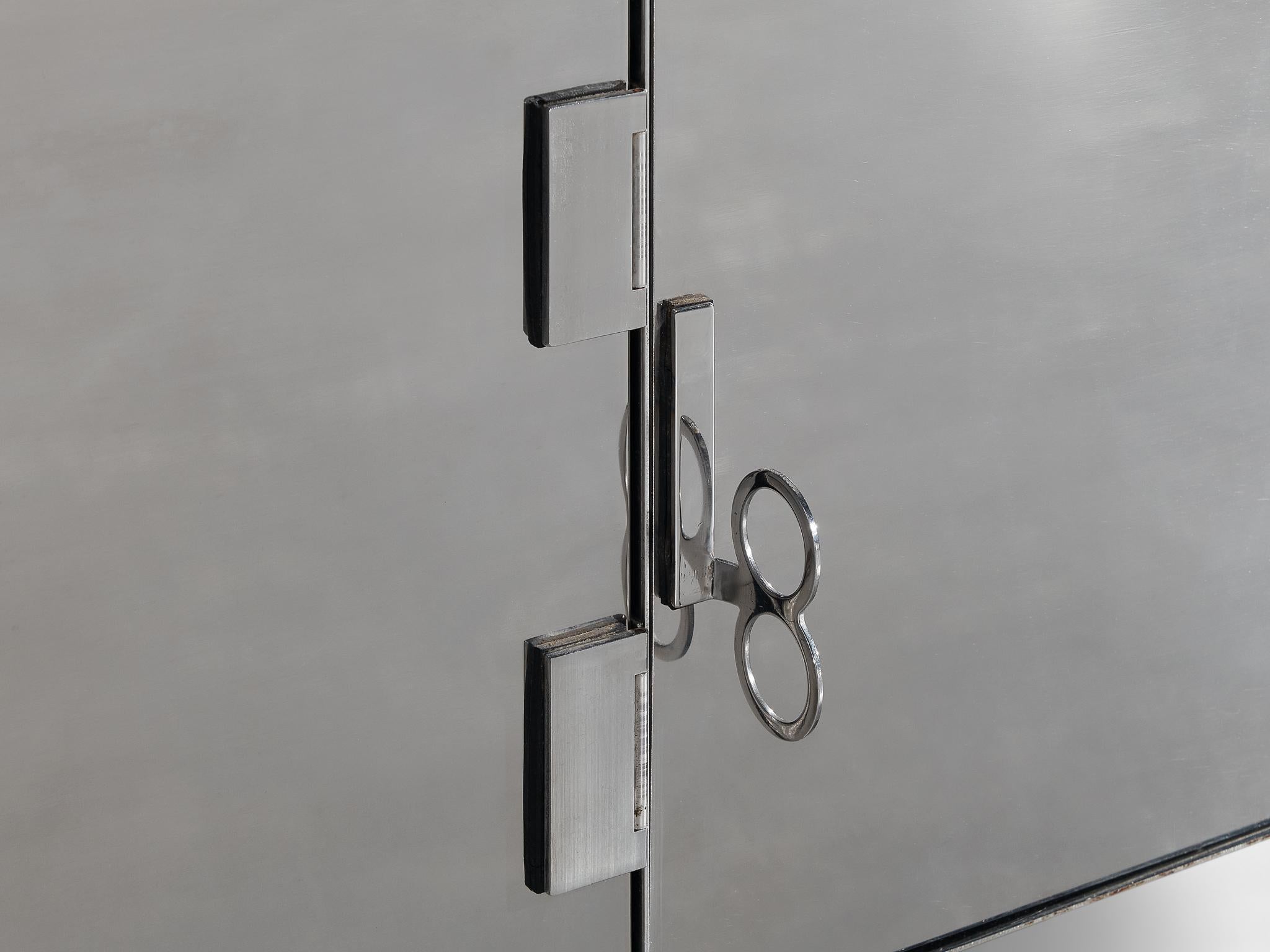 Vittorio Introini per Saporiti Credenza a specchio in vetro alluminio lucido in vendita 1