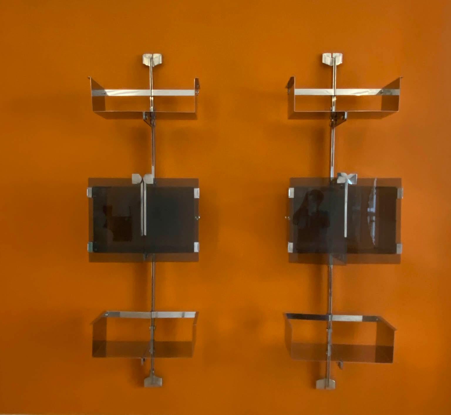 Dos librerías de la serie Propuesta modelo P700 de metal cromado y acero espejado con puertas de cristal. Diseño Vittorio Introini 
Prod. Saporiti, Italia, 1969