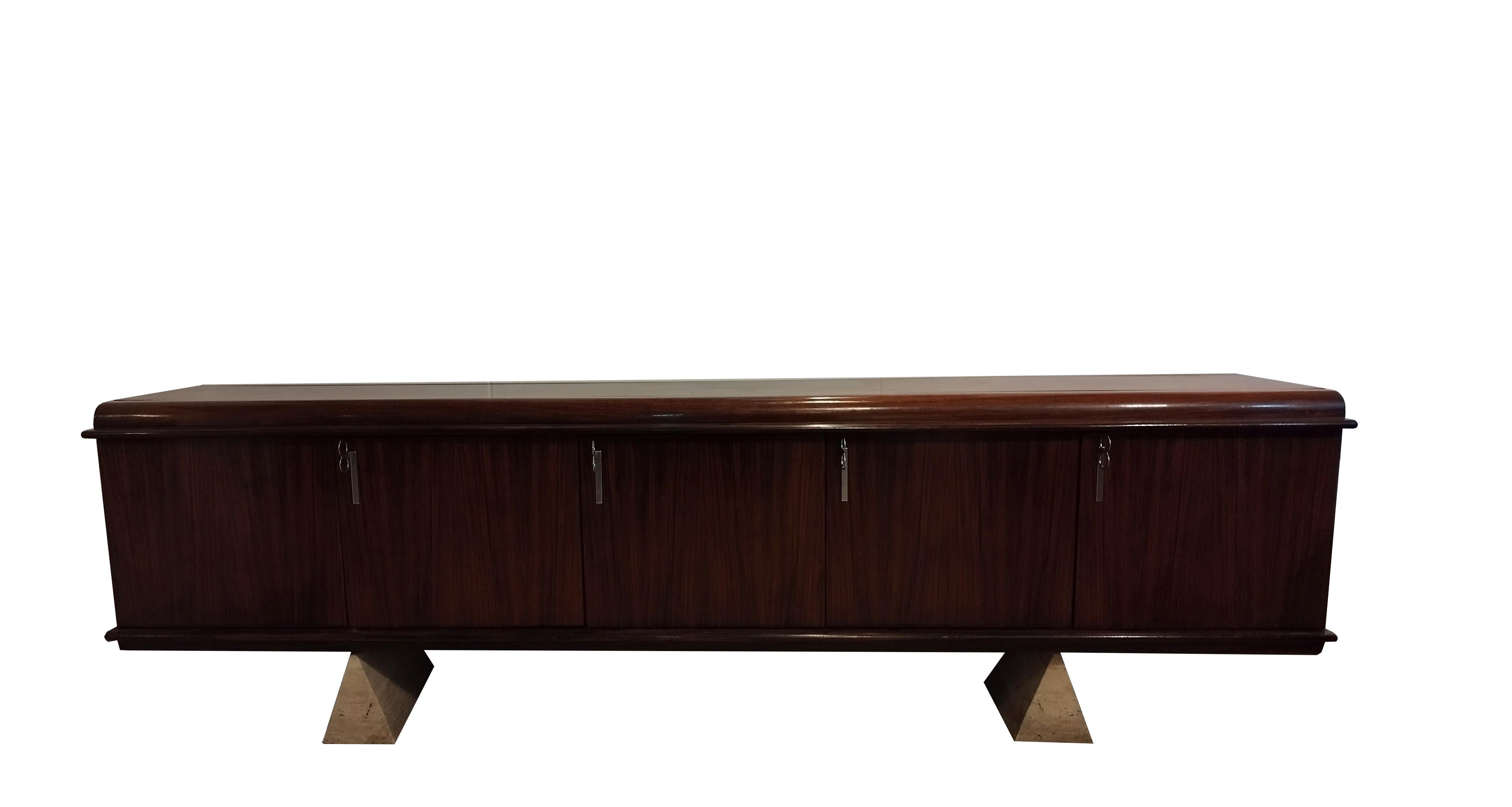 Beautiful Saporiti 'Pellicano' sideboard in excellent condition. Designed by Vittorio Introini in the 1960s, the sideboard has a wooden frame with rounded panels on the top and bottom. It has five doors and two internal drawers Each door has a