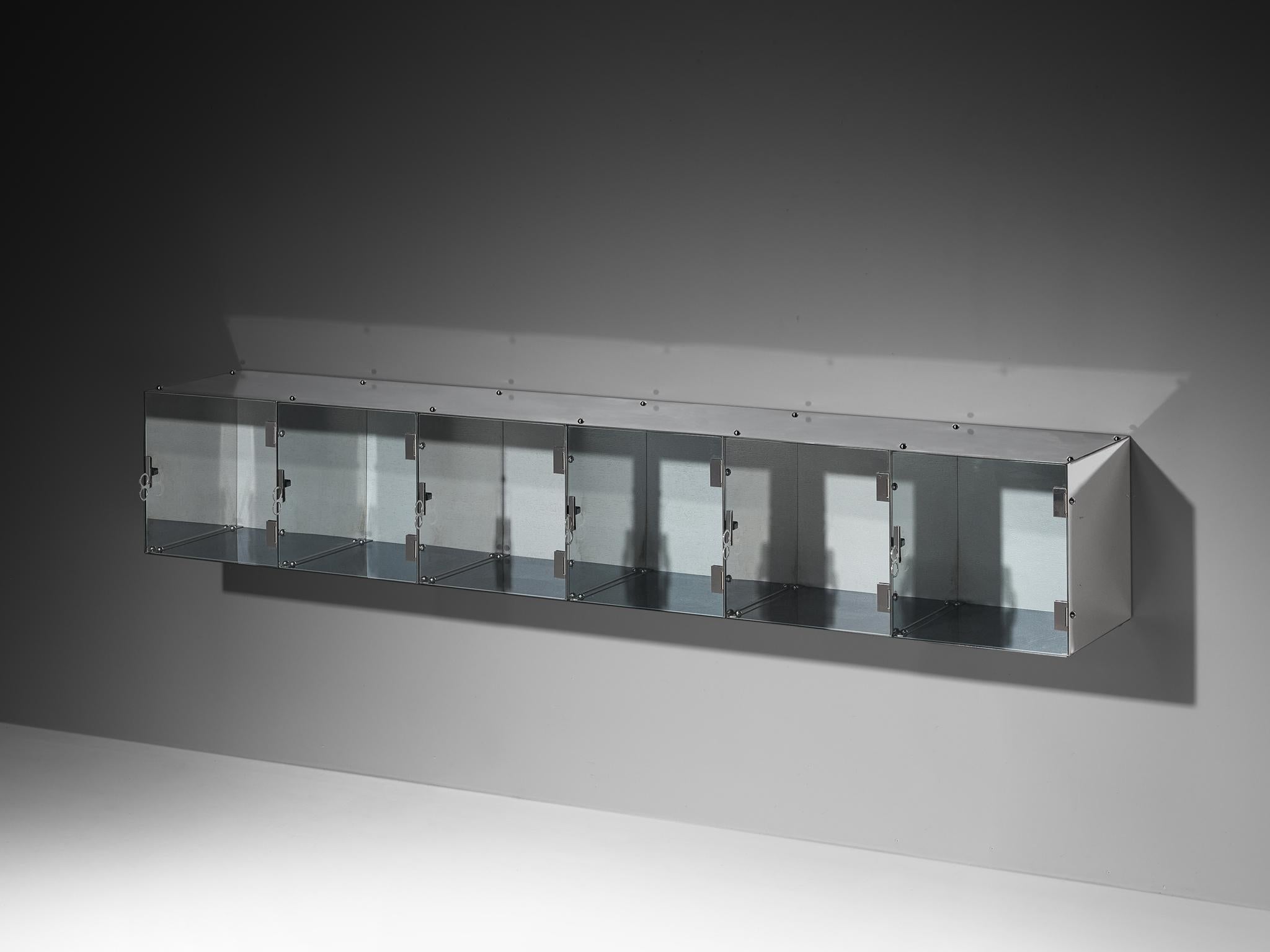 Vittorio Introini pour Saporiti, buffet mural, aluminium, verre, Italie, années 1960 

Exceptionnel buffet conçu par Vittorio Introini pour Saporiti dans les années 1960. Le buffet rationaliste en aluminium et en verre a un design clair et