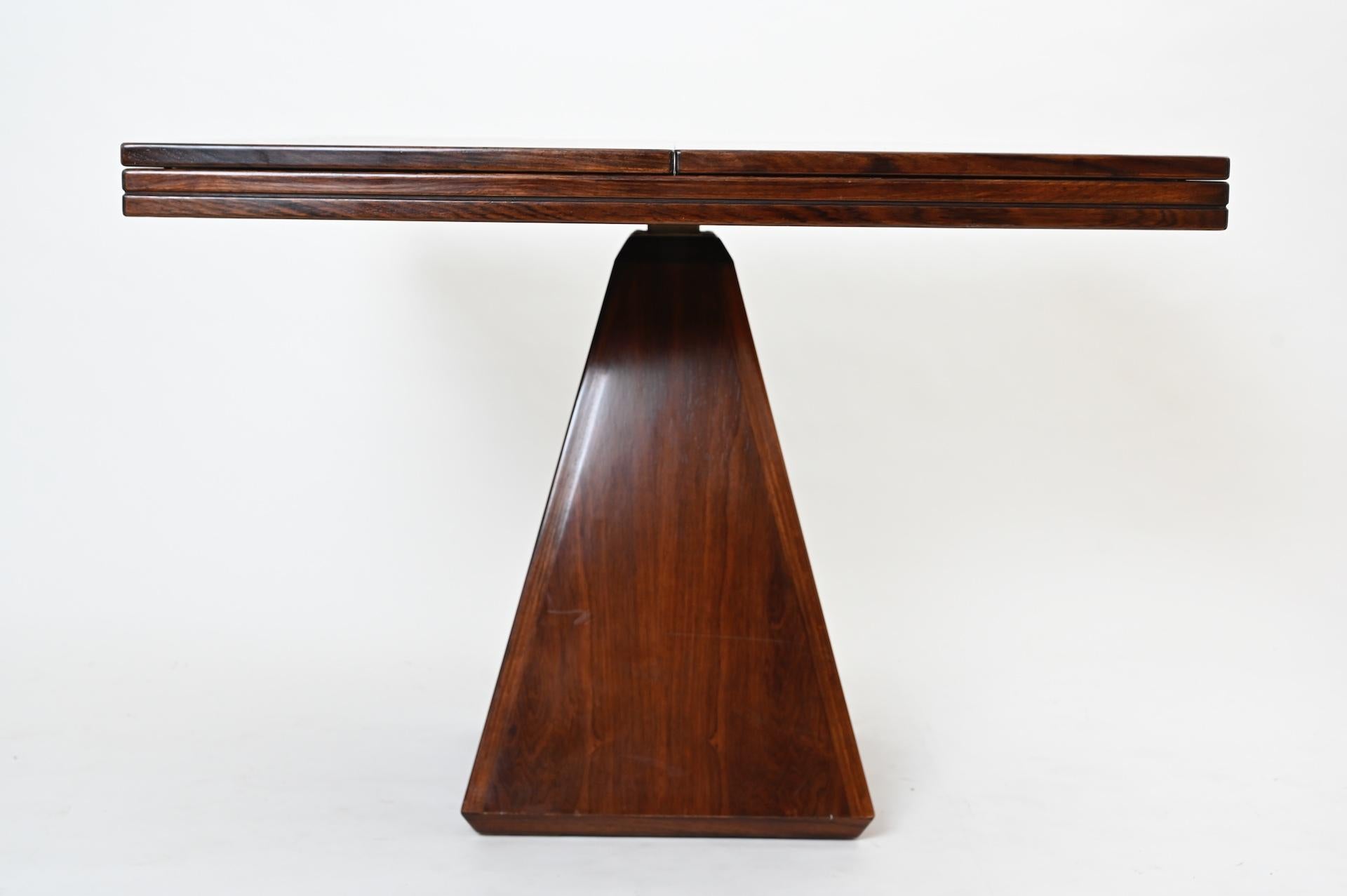 The extendable dining table model 'Chelsea', by Vittorio Introini, Italy, circa 1960. 

Wonderfully designed for Saporiti the table folds out from a square of 100cm x 100cm to 200cm length

In excellent condition and sympathetically restored.