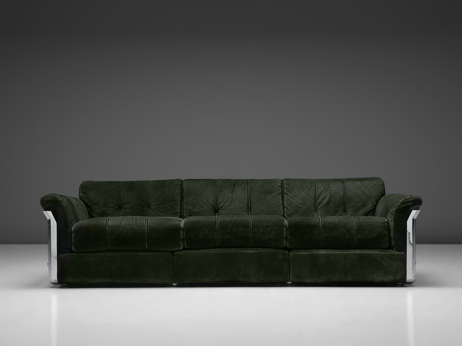 Vittorio Introini for Saporiti, three-seat sofa, navy suede and chrome, Italy, 1969.

This sofa s is designed by Vittorio Introini and produced by Saporiti in chrome and dark green upholstery. The piece features a steel shell with thick,