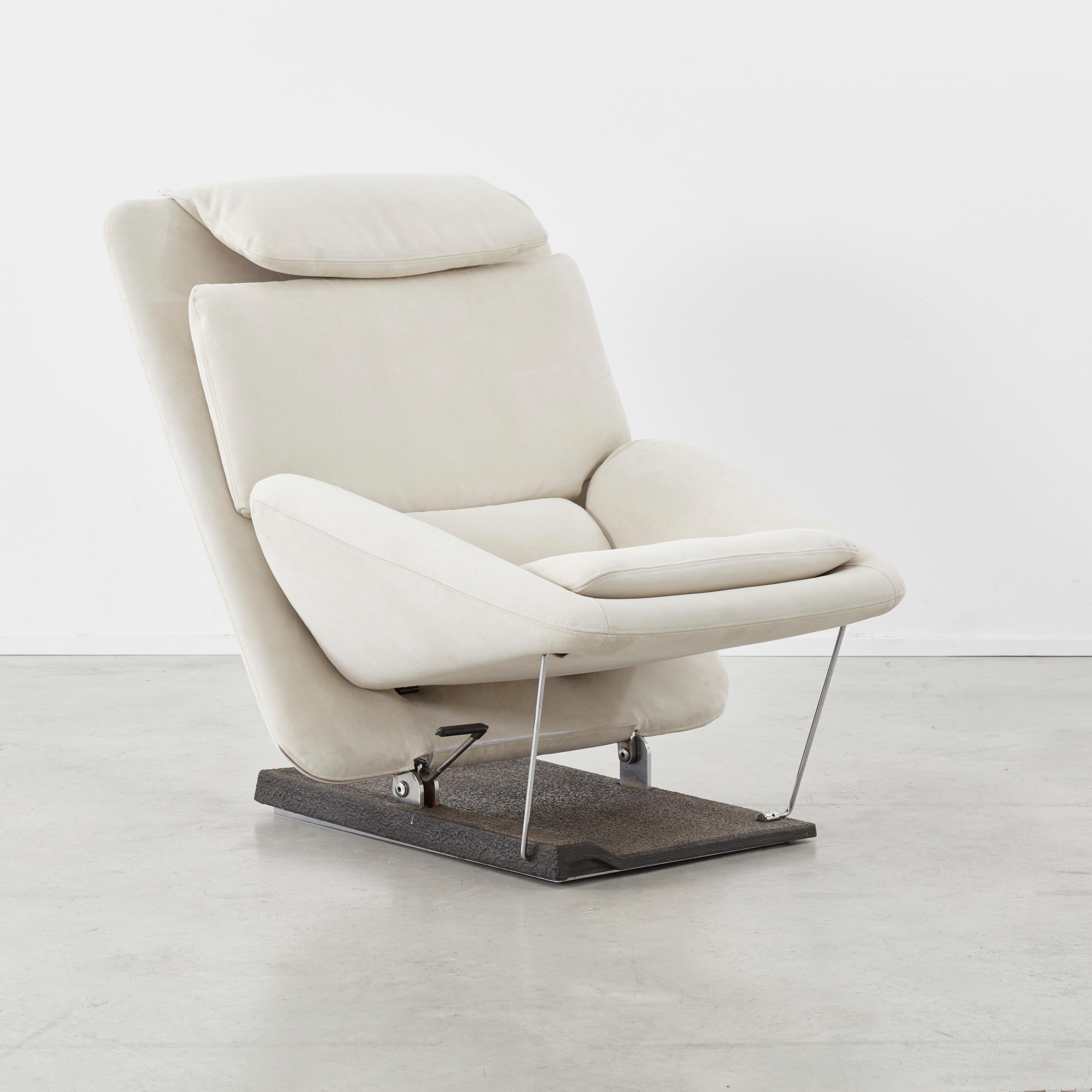 This stunning lounge chair will probably be the most comfortable thing you have ever sat in. The chair’s rectangular body looks minimal and clean from the back whilst there is a slight hint of a futurist aesthetic from the front. The seat element is