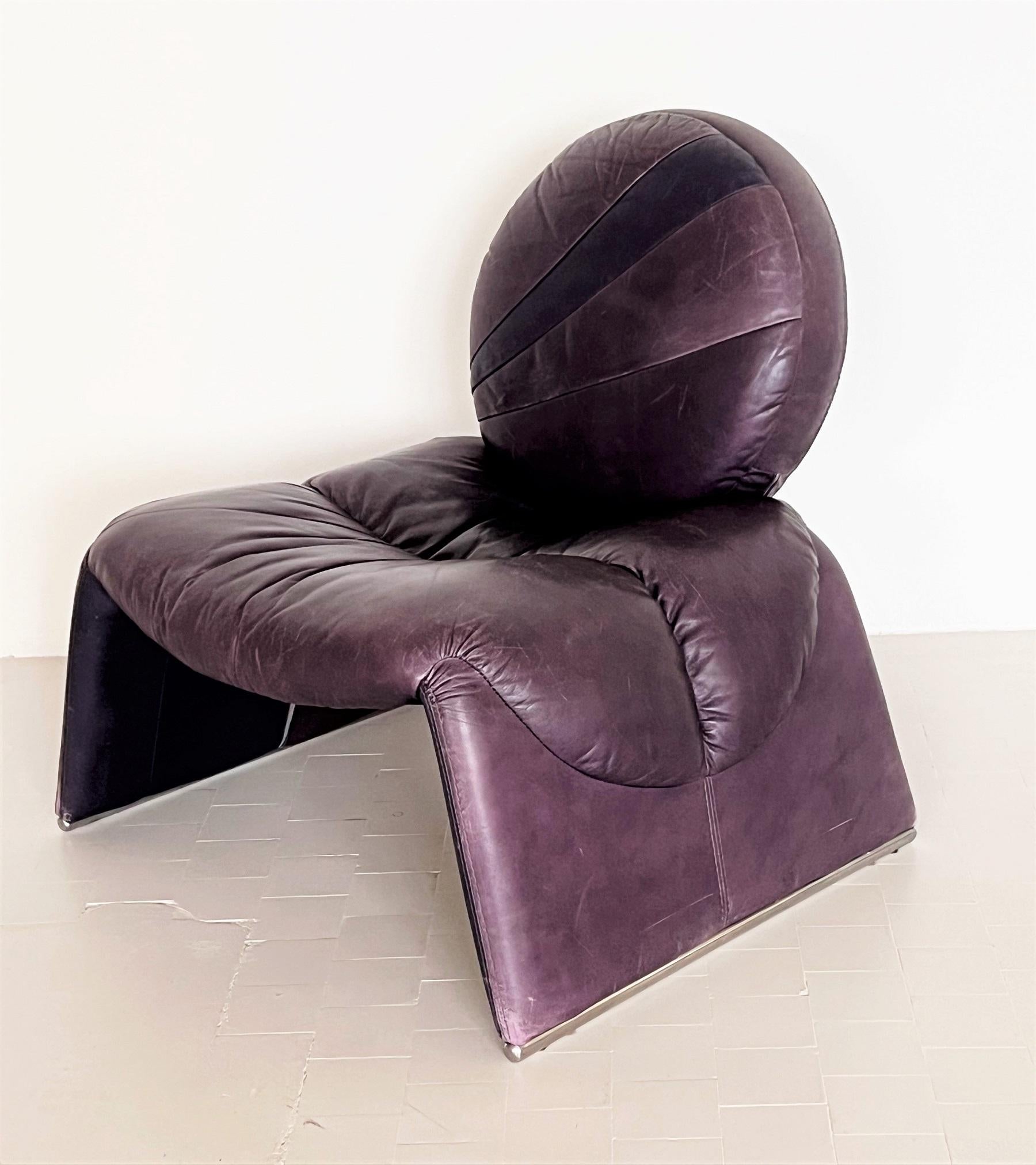 A beautiful and really comfortable lounge chair with saddle-effect seats in purple smooth leather.
The chair has its original leather upholstery. 
Designed in the 1970s by Vittorio Introini and manufactured in the 1980s by Saporiti Italia.
Founded