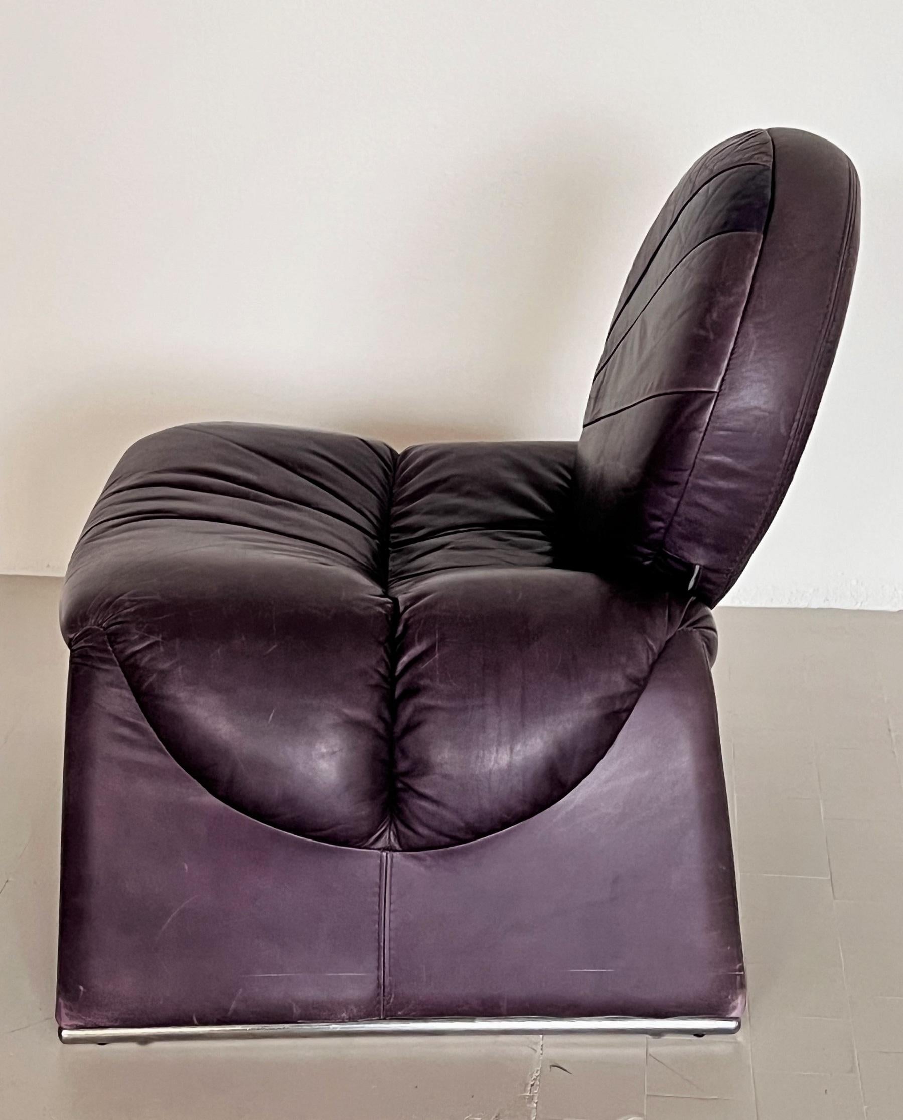 Vittorio Introini Lounge Chair P35 in Purple for Saporiti, 1980s In Good Condition For Sale In Morazzone, Varese