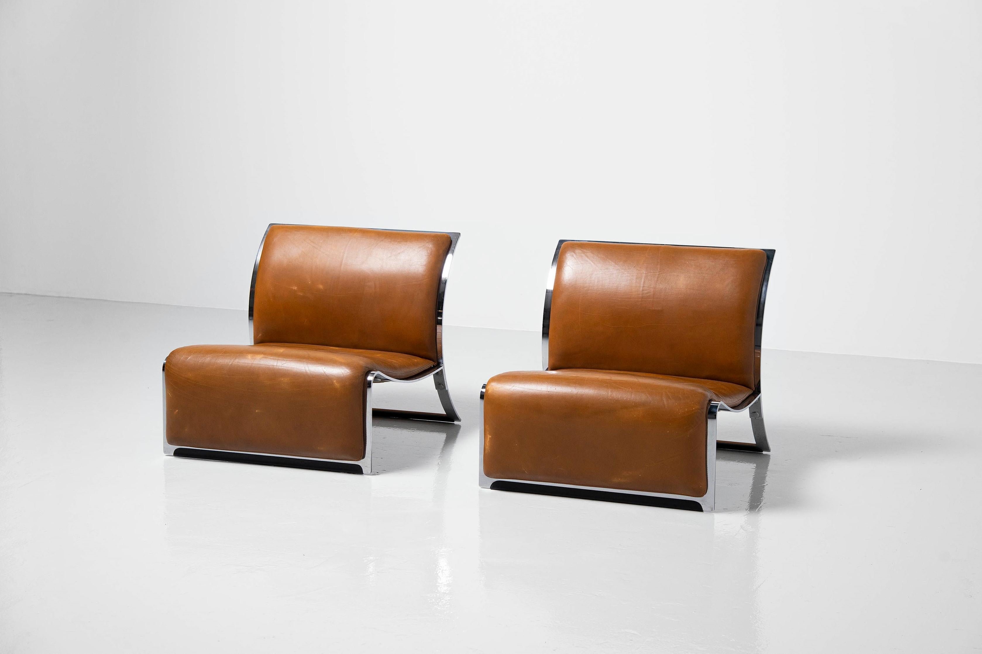 Stunning pair of lounge chairs designed by Vittorio Introini and manufactured by Saporiti, Italy 1965. The chairs have a sculptural flat steel frame which is chrome plated. The chrome plated frame and coagnac leather have a nice contrast which gives