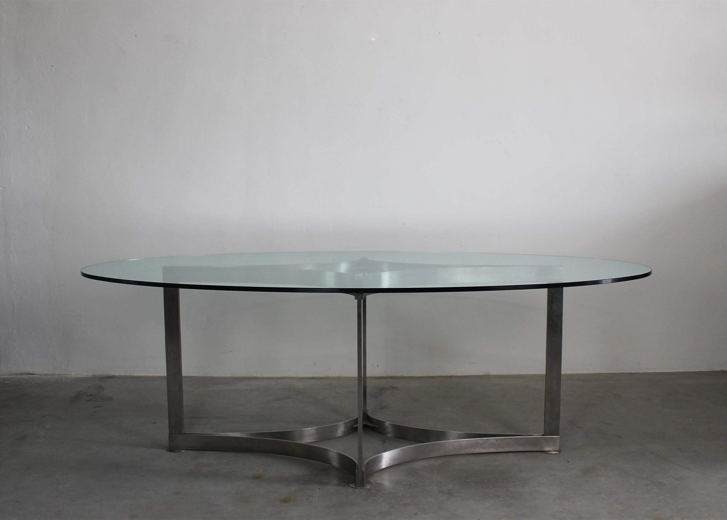 Sehr seltener Esstisch mit einem schönen Untergestell aus Stahl und einer ovalen Platte aus dickem Glas, entworfen von Vittorio Introini und hergestellt von Saporiti in den 1970er Jahren.

Vittorio Introini ist ein italienischer Designer und