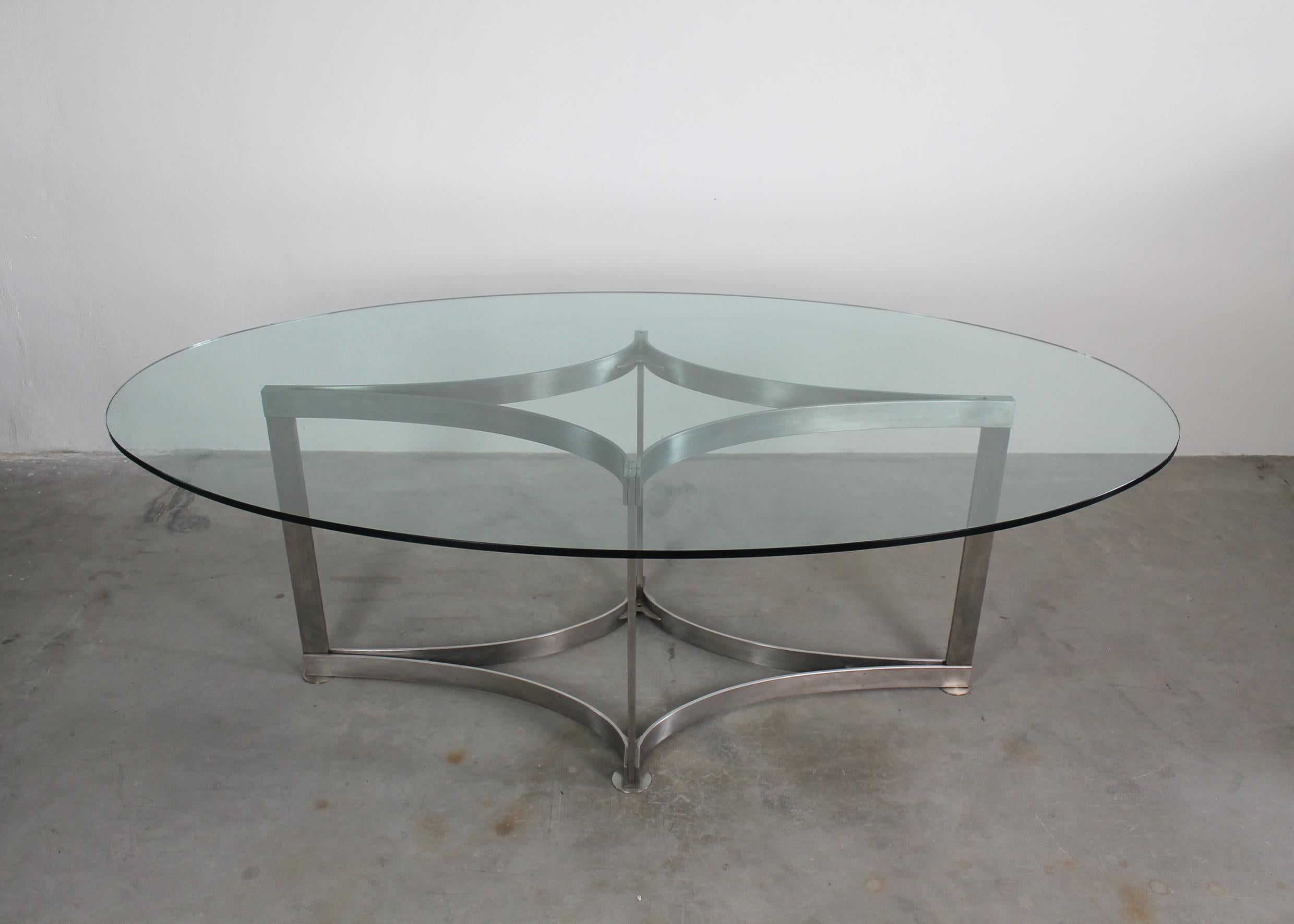 Dining table with a beautiful base in steel and top in thick glass, designed by Vittorio Introini and manufactured by Saporiti in the 1970s.

The table present an elegant and beautiful decorative steel base diamond shaped visible thought the table