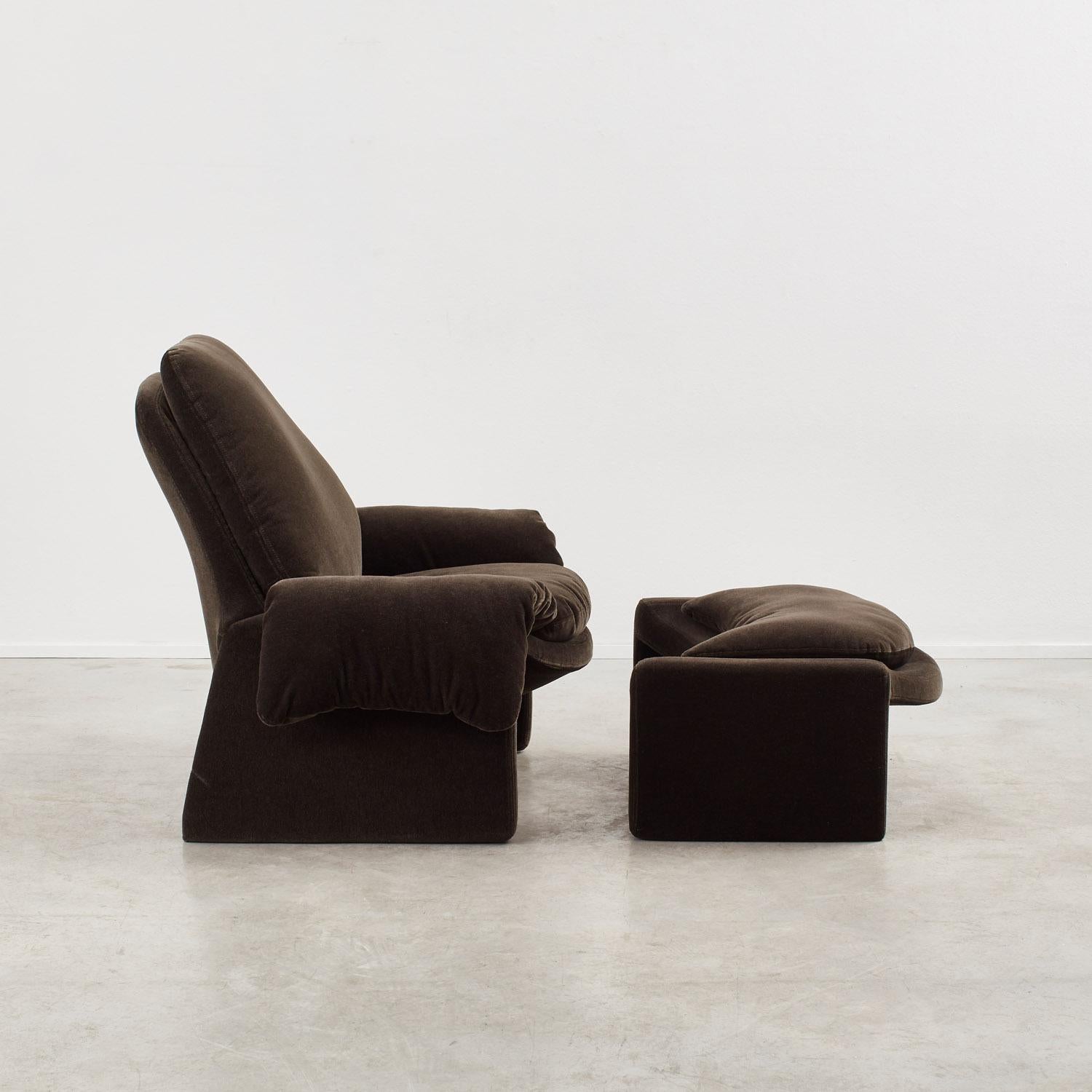 Italian Vittorio Introini P60 chair & ottoman for Saporiti, Italy 1970s.