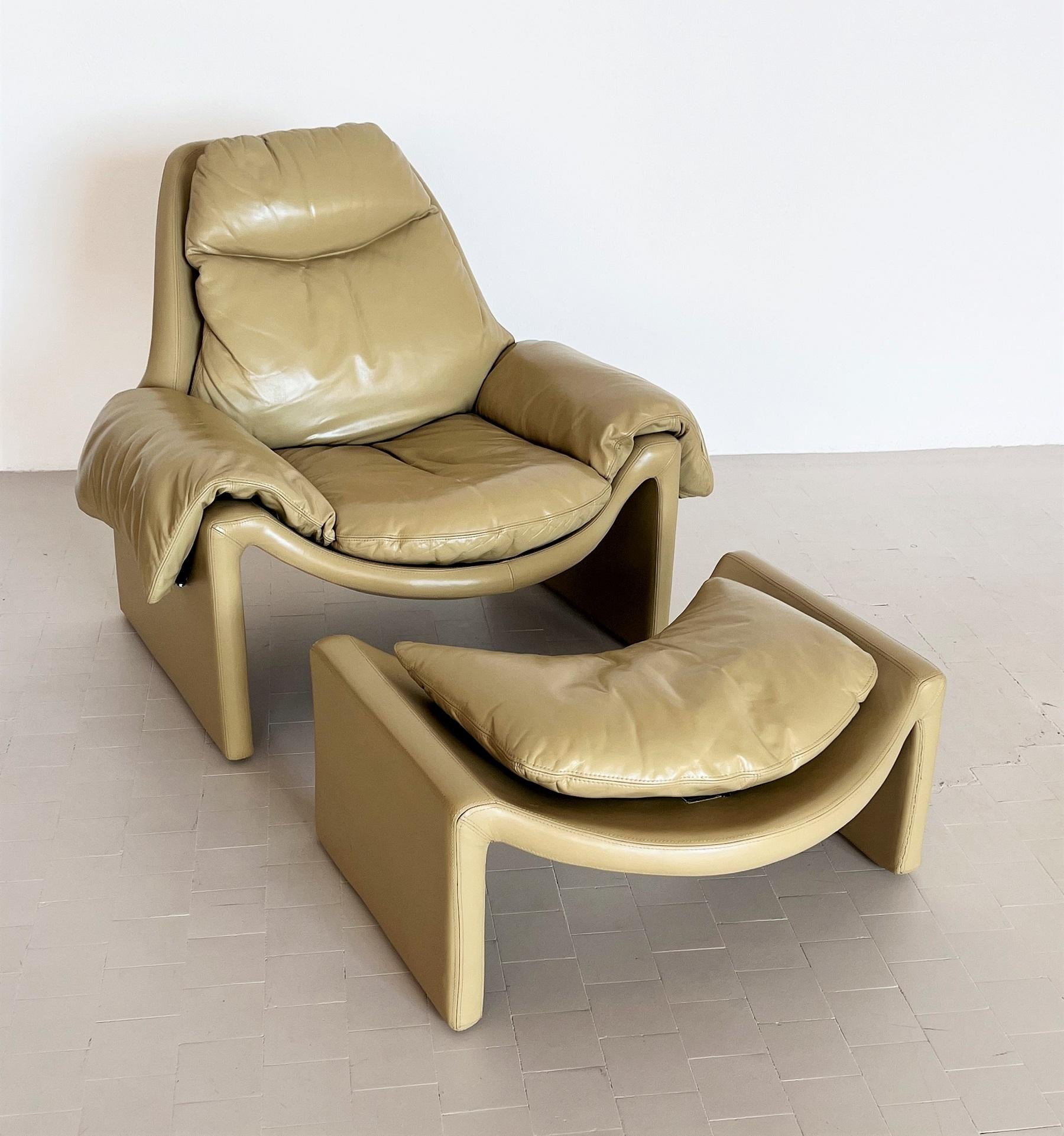 Post-Modern Vittorio Introini P60 Set of Lounge Chair with Ottoman for Saporiti, 1960s For Sale