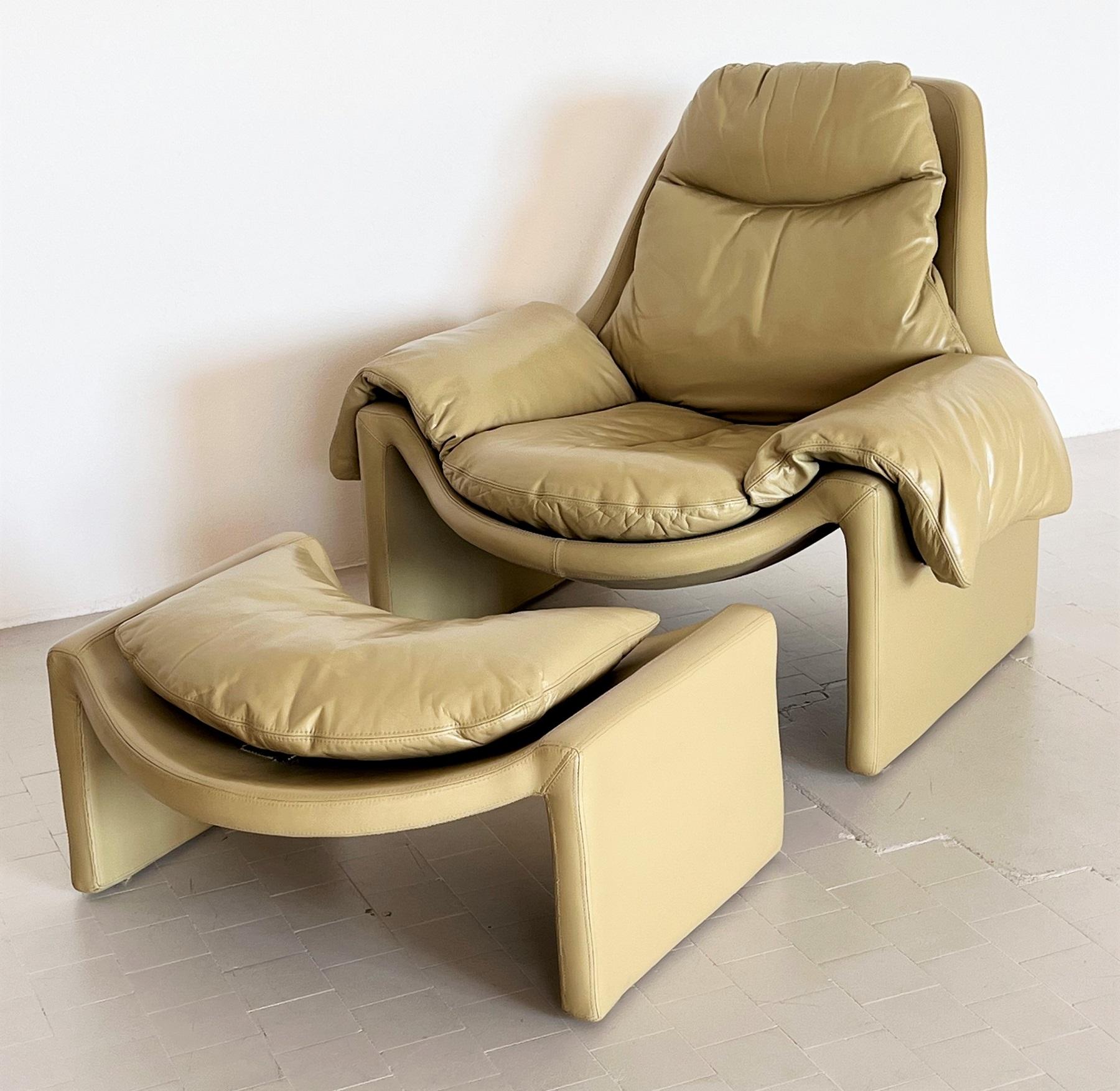 Late 20th Century Vittorio Introini P60 Set of Lounge Chair with Ottoman for Saporiti, 1960s For Sale