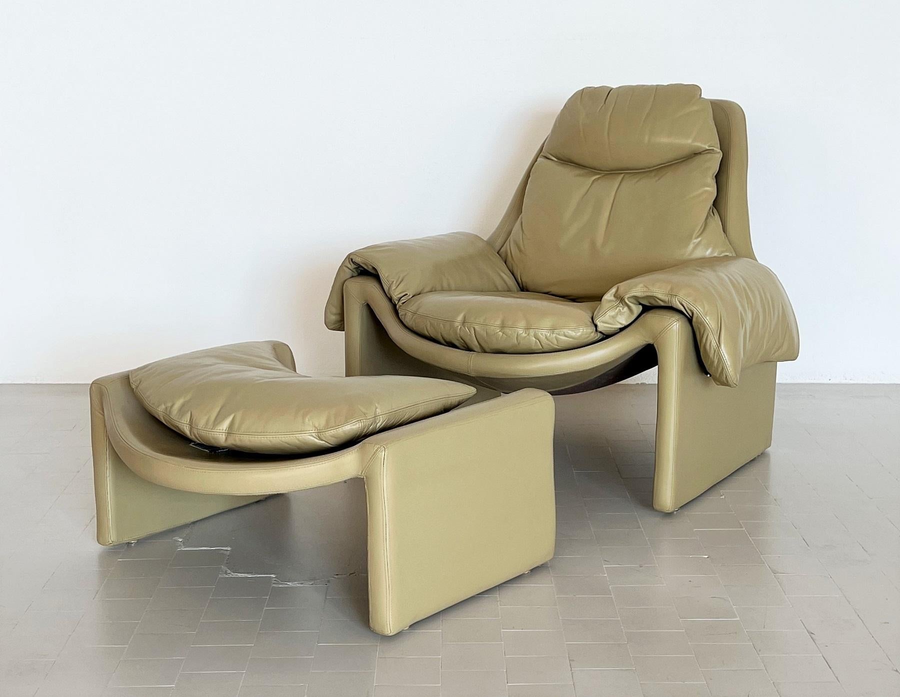Vittorio Introini P60 Set of Lounge Chair with Ottoman for Saporiti, 1960s For Sale 1