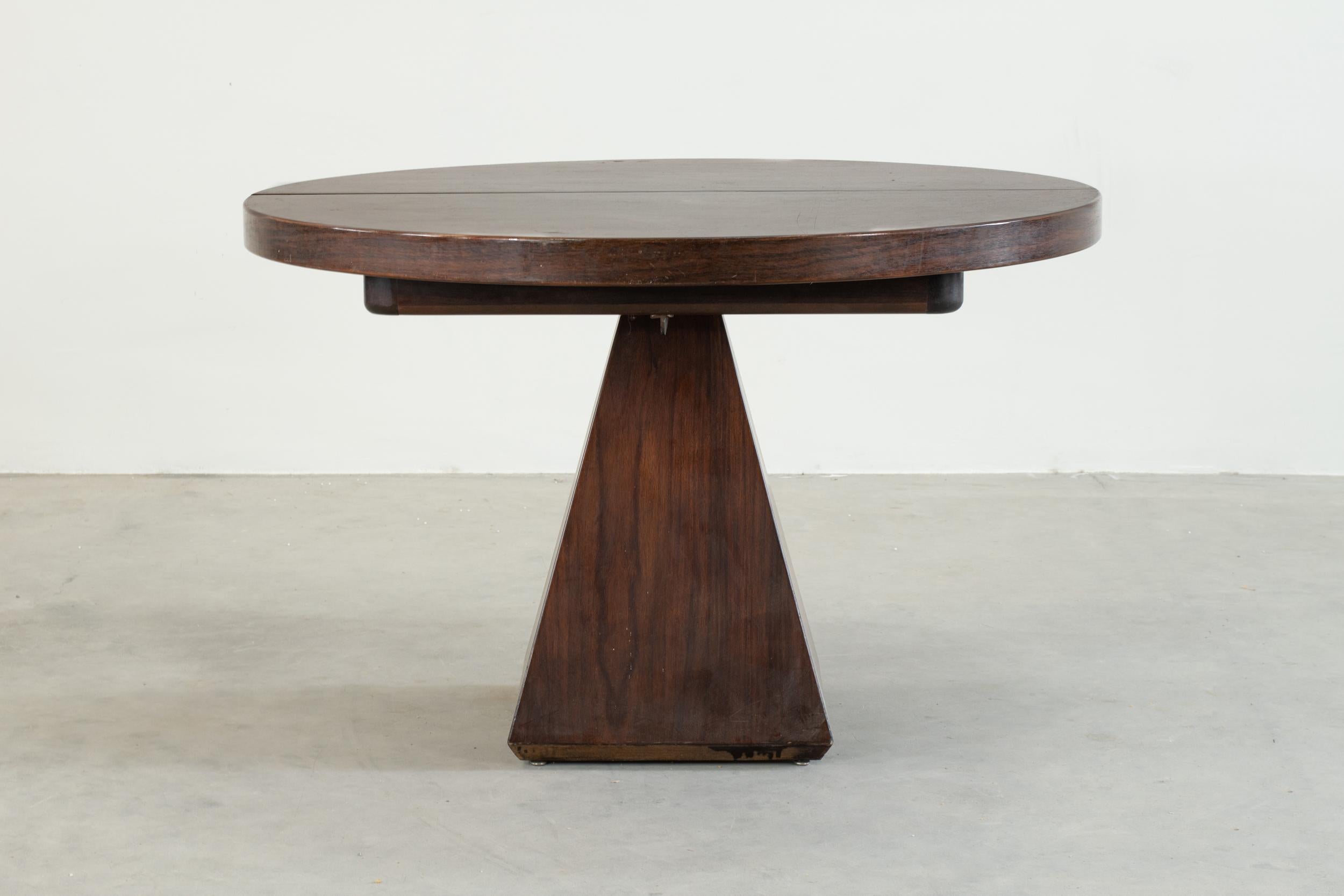 Dining table round (extensible) with a geometric base in rosewood and metal, designed by Vittorio Introini and produced by Saporiti, 1960s, Italy.

Dimension: Ø120 cm - Ø166 cm (max extension).
  