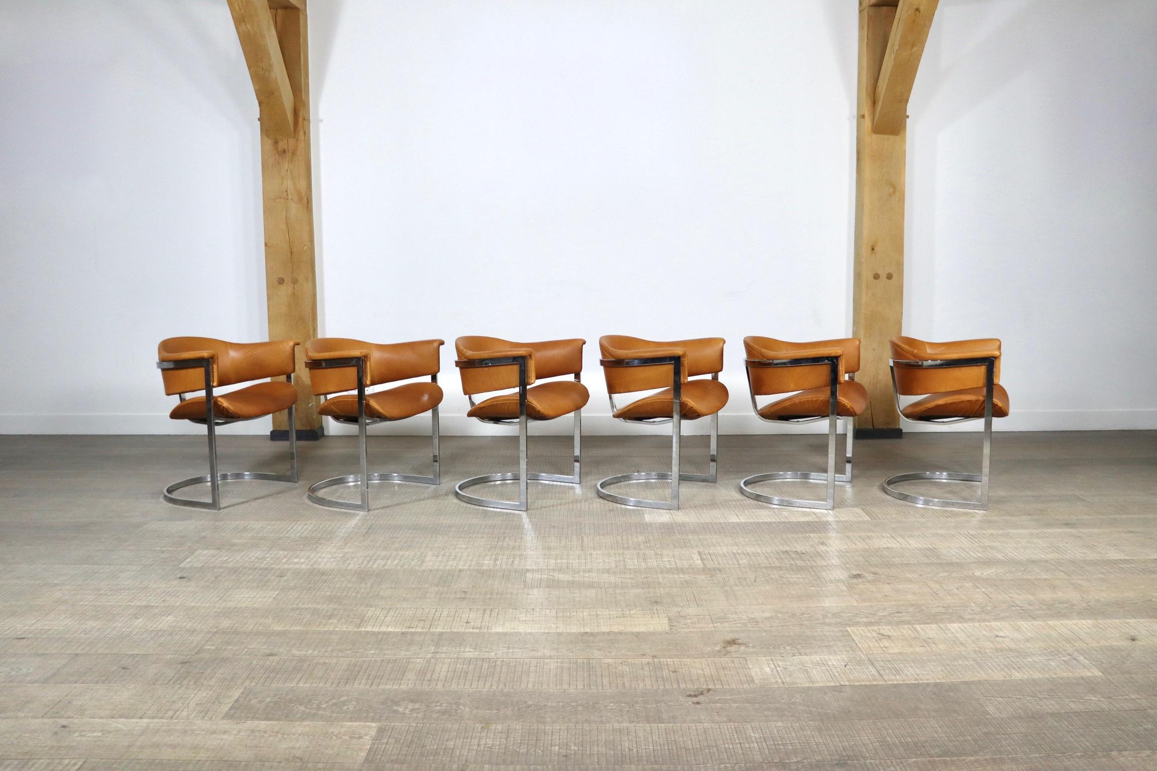 Cuir Vittorio Introini ensemble de 6 chaises de salle à manger en acier chromé et cuir cognac en vente