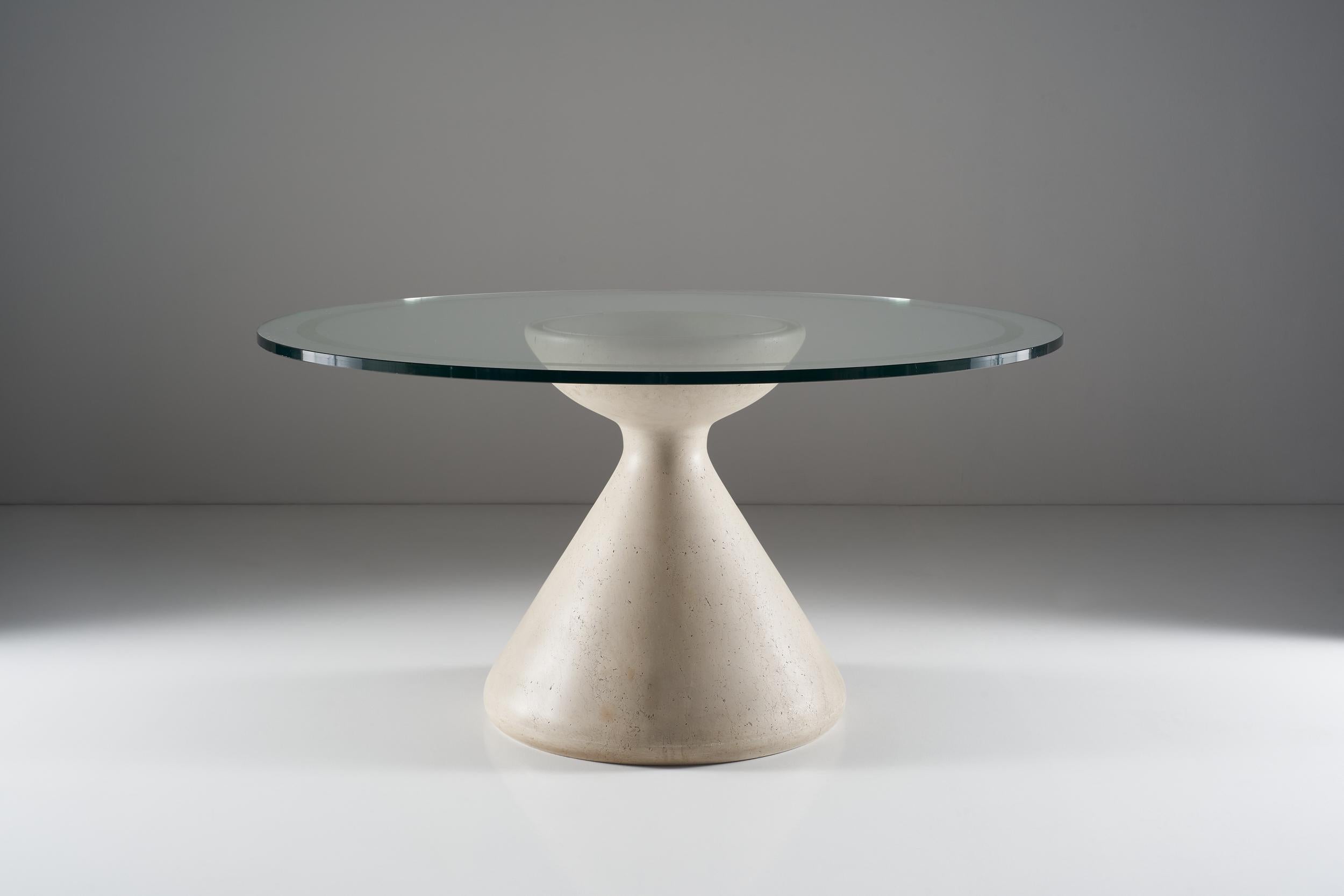 Cette table façonnée par les idées simples et cohérentes de Vittorio Introini est un exemple absolu de la beauté de la fabrication italienne. Le grand plateau en cristal souligne son pouvoir expressif et statique, le support en marbre de Carrare,