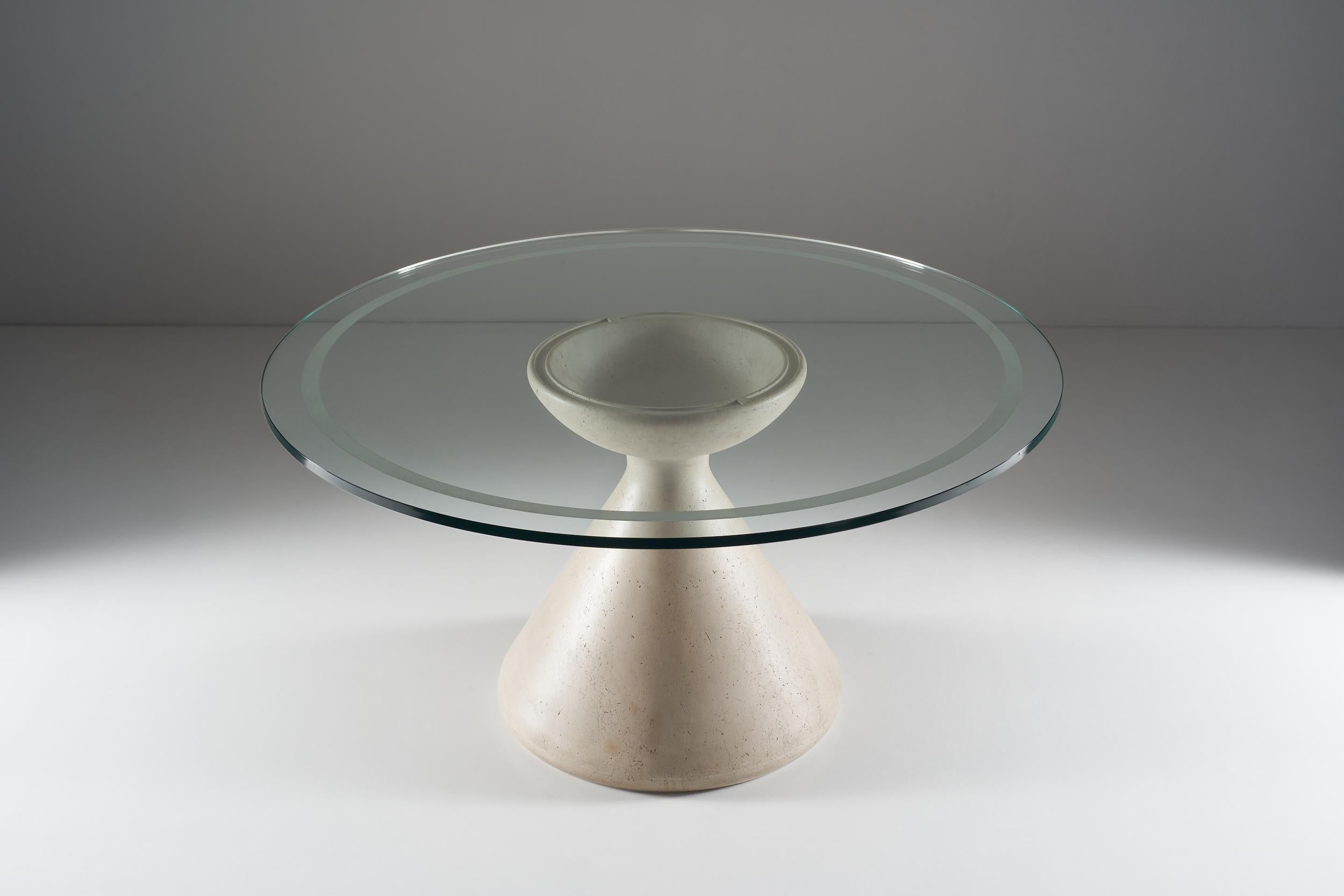 Mid-Century Modern Table Vittorio Introini avec base en marbre et plateau en cristal, datant d'environ 1980 en vente