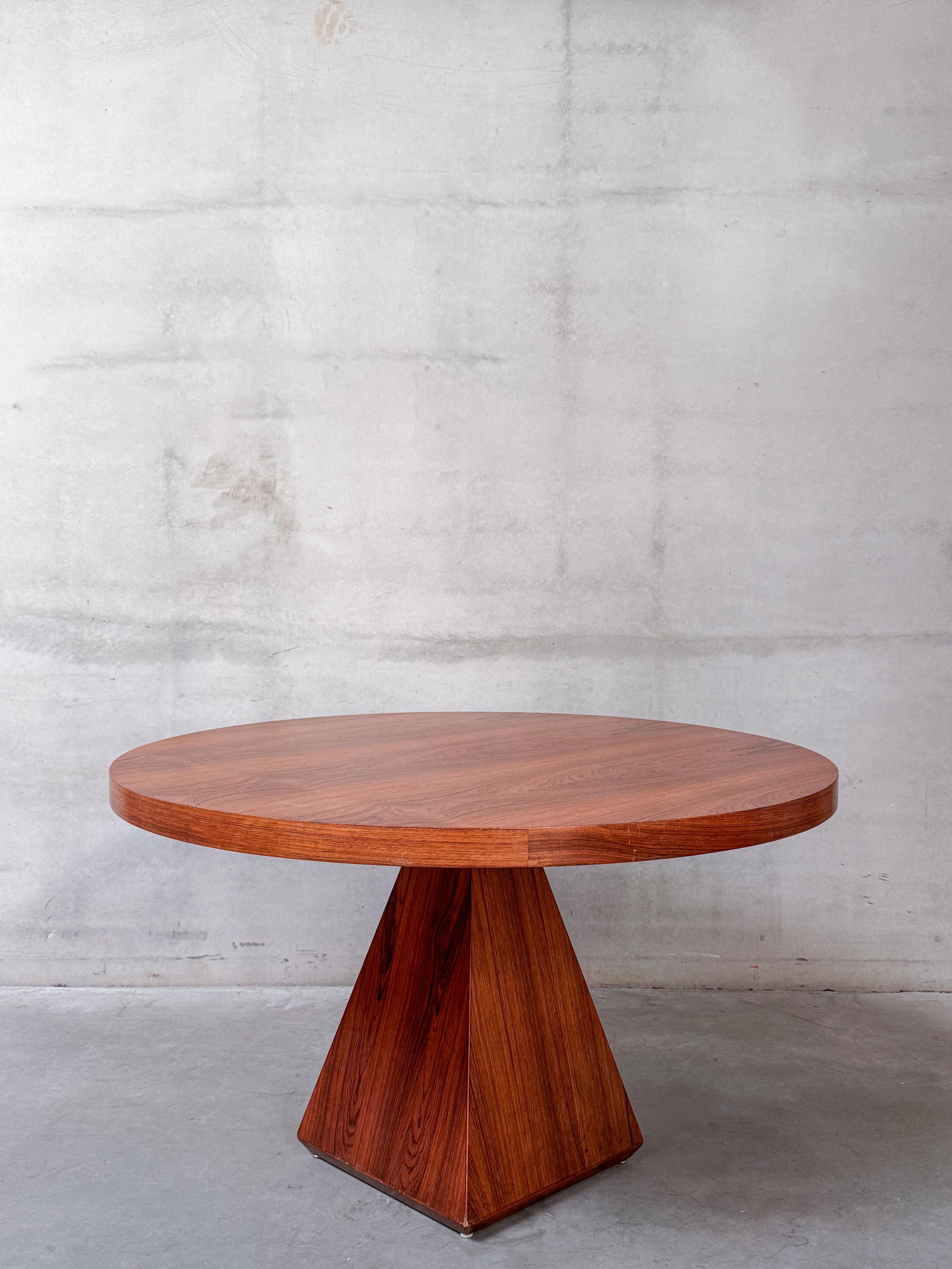 Mesa de comedor geométrica 