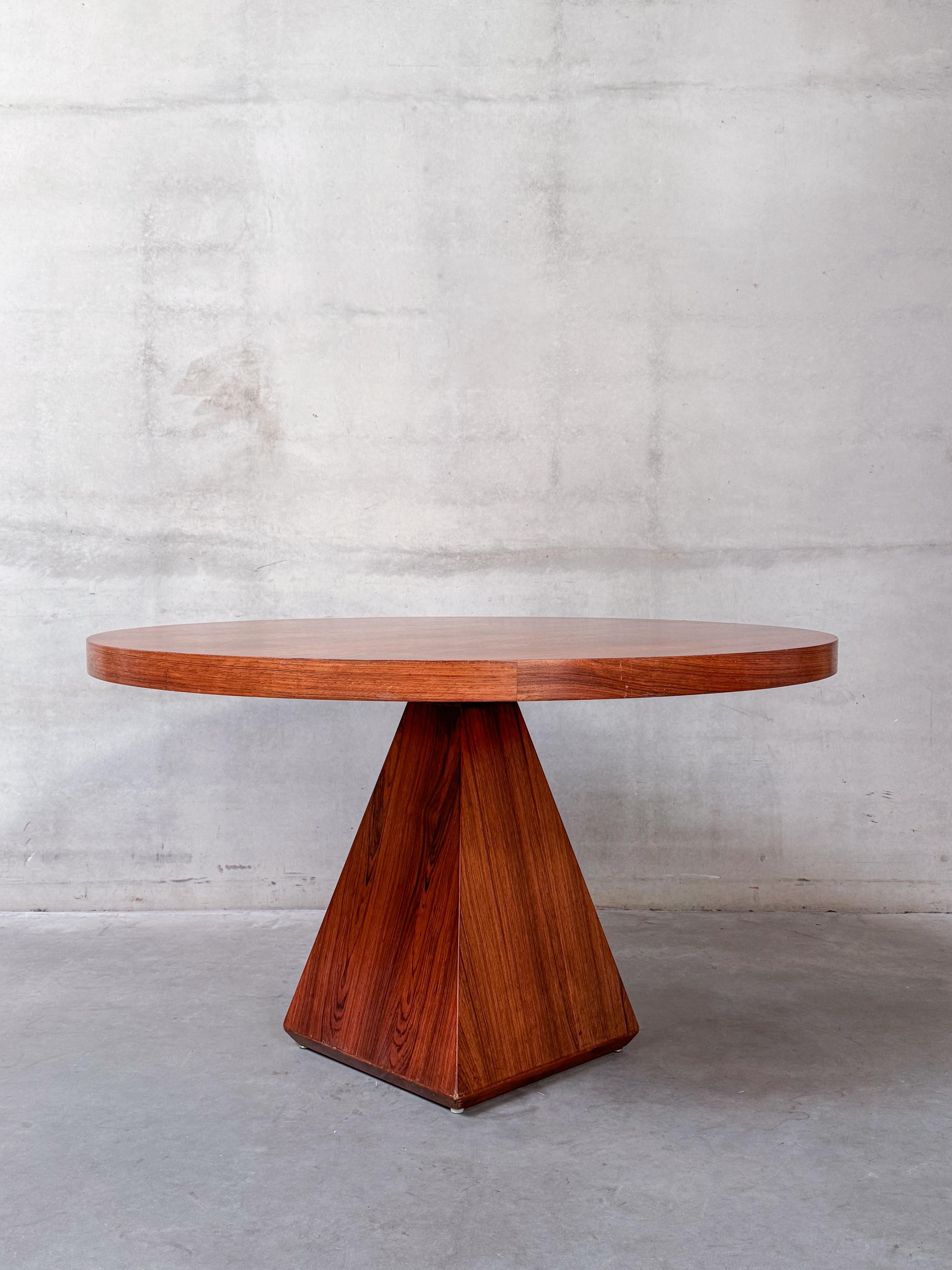 Vittorio Introini Mesa de comedor de nogal con tablero redondo, Italia Años 60 Moderno de mediados de siglo en venta