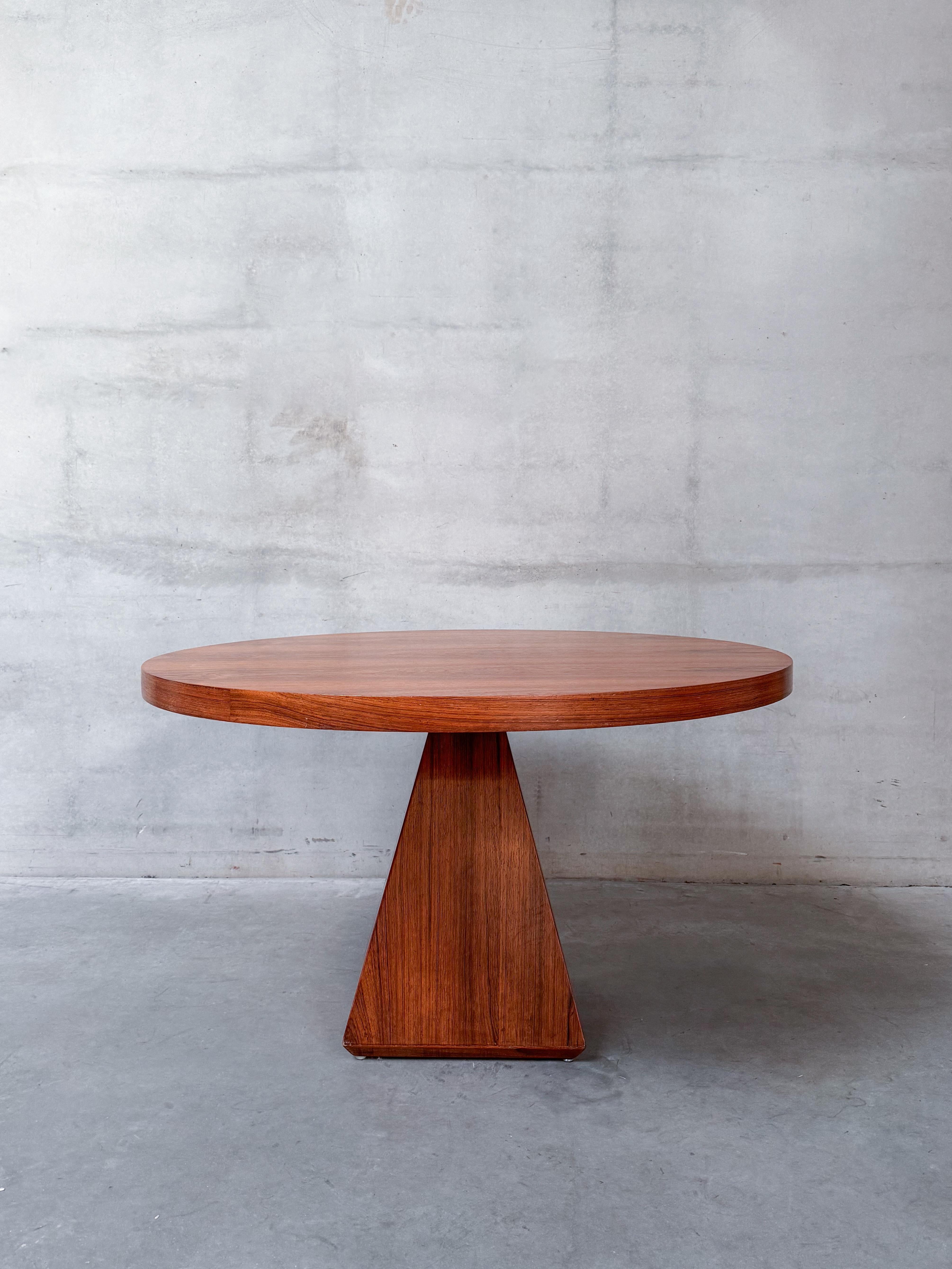 Vittorio Introini Mesa de comedor de nogal con tablero redondo, Italia Años 60 Italiano en venta