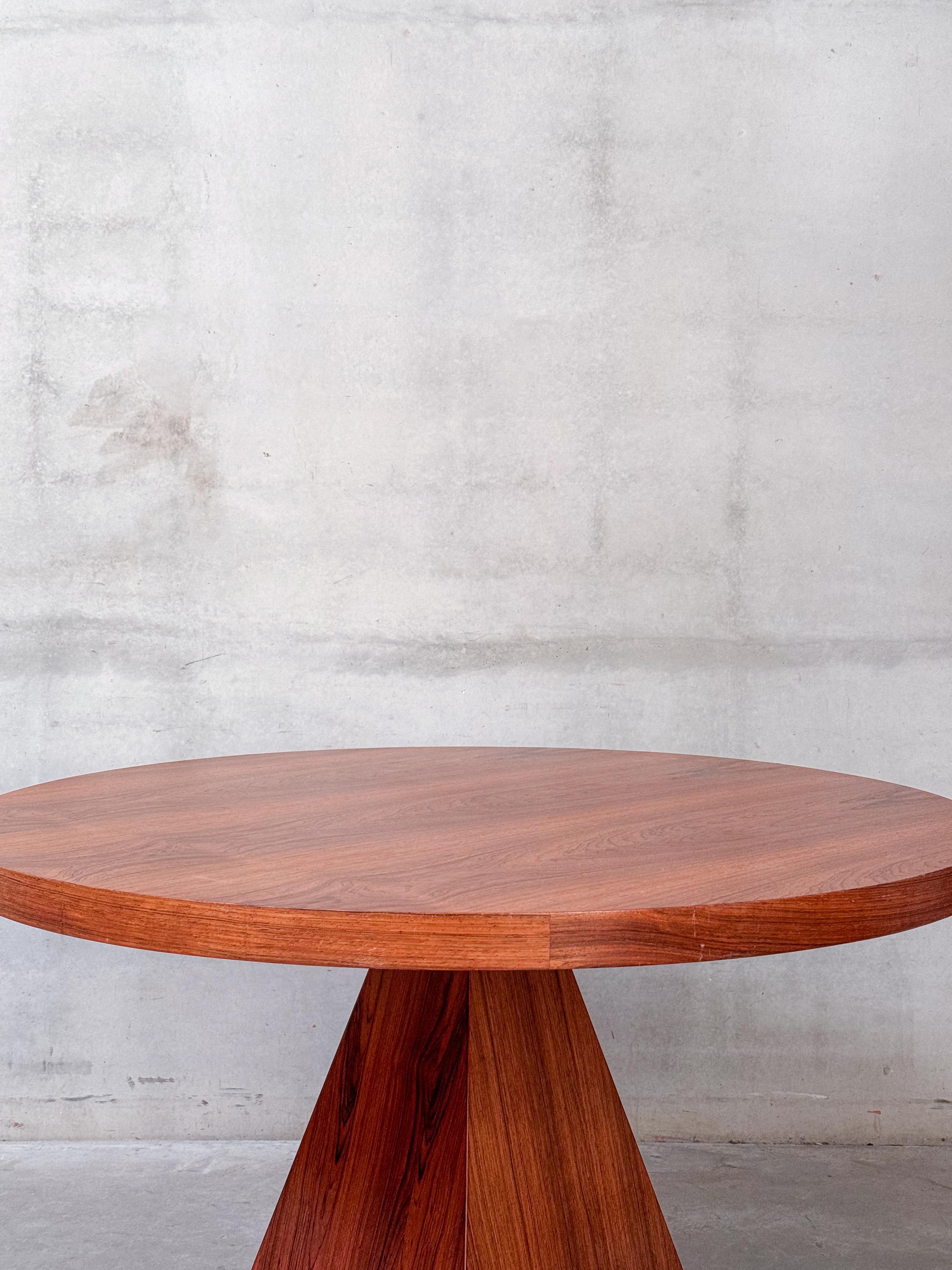 Vittorio Introini Mesa de comedor de nogal con tablero redondo, Italia Años 60 en Bueno estado para la venta en Antwerpen, BE