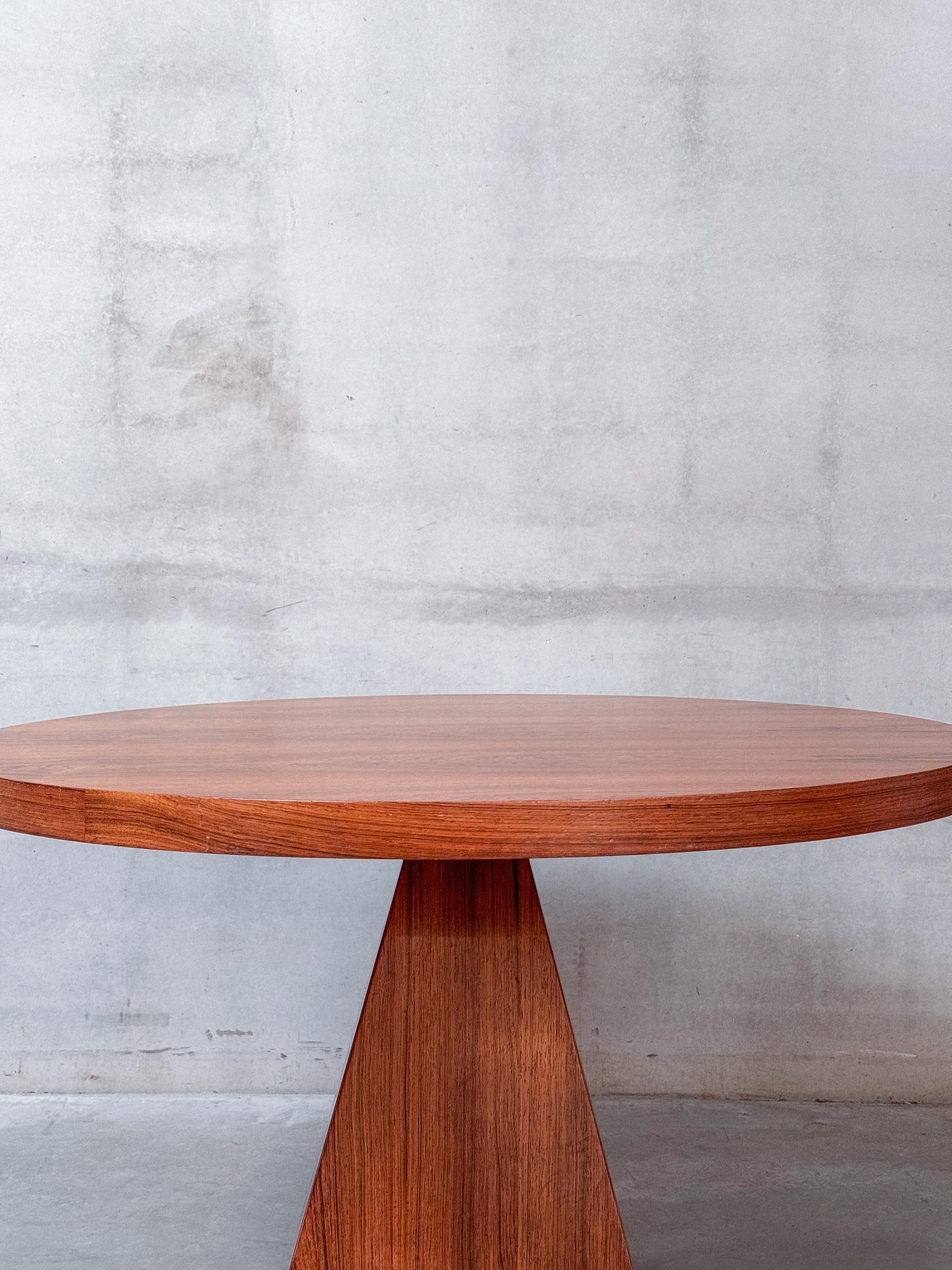 Vittorio Introini Mesa de comedor de nogal con tablero redondo, Italia Años 60 mediados del siglo XX en venta
