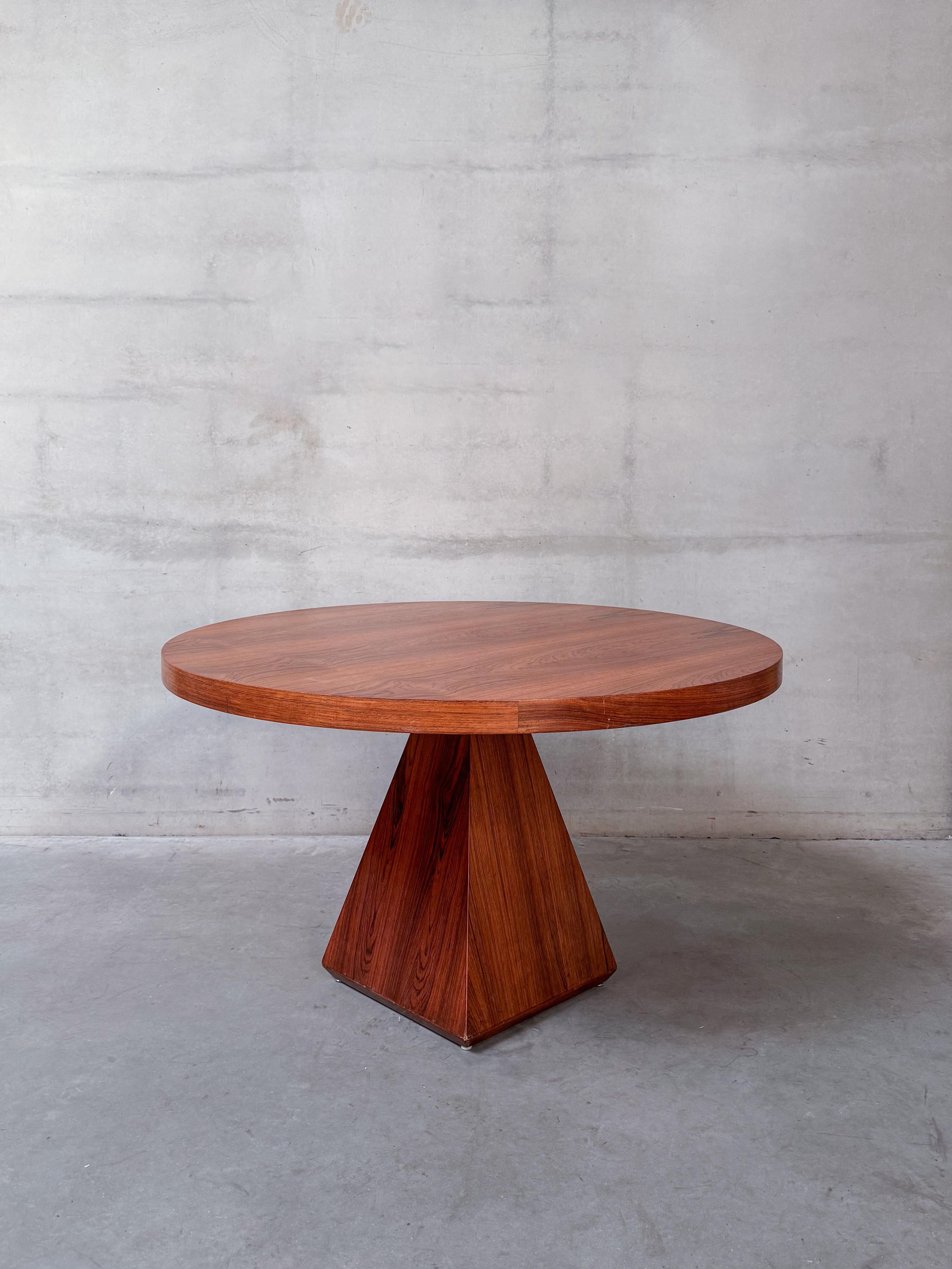 Vittorio Introini Mesa de comedor de nogal con tablero redondo, Italia Años 60 Acero en venta