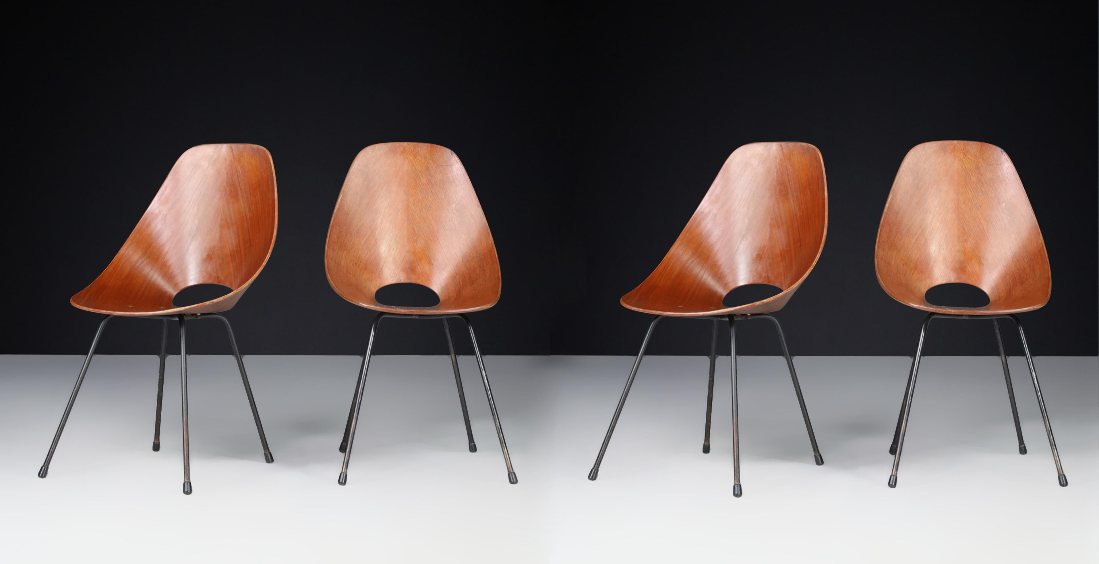 Vittorio Nobili for Fratelli Tagliabue Medea Dining Chairs, Italy, 1955

This set of four dining chairs represents the iconic 