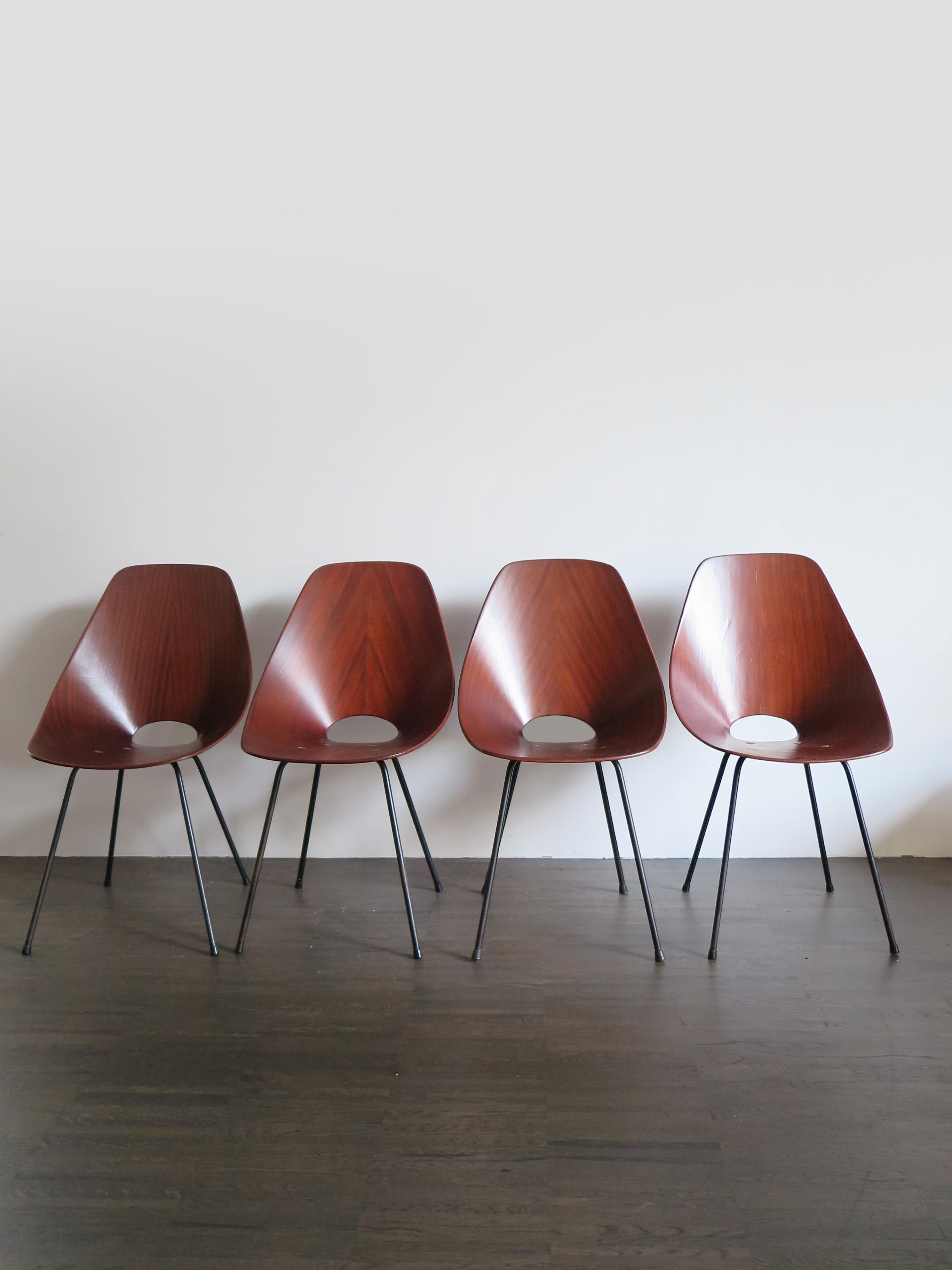 Ensemble de quatre chaises de salle à manger italien du milieu du siècle dernier, modèle Medea, conçu par Vittorio Nobili et produit par Fratelli Tagliabue,
Contreplaqué plaqué, métal laqué, cette chaise a remporté le prestigieux prix 