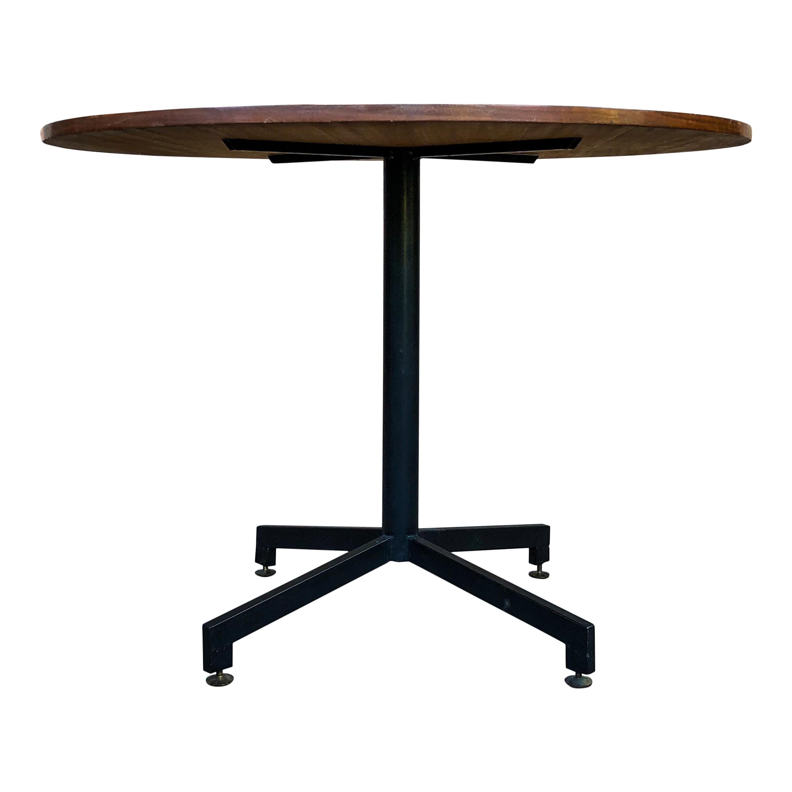 Set di quattro tavoli circolari da pranzo Medea, disegnato da Vittorio Nobili per Fratelli Tagliabue nel 1954.

Realizzato in compensato di teak, in eccellenti condizioni vintage.

Segnalato al 