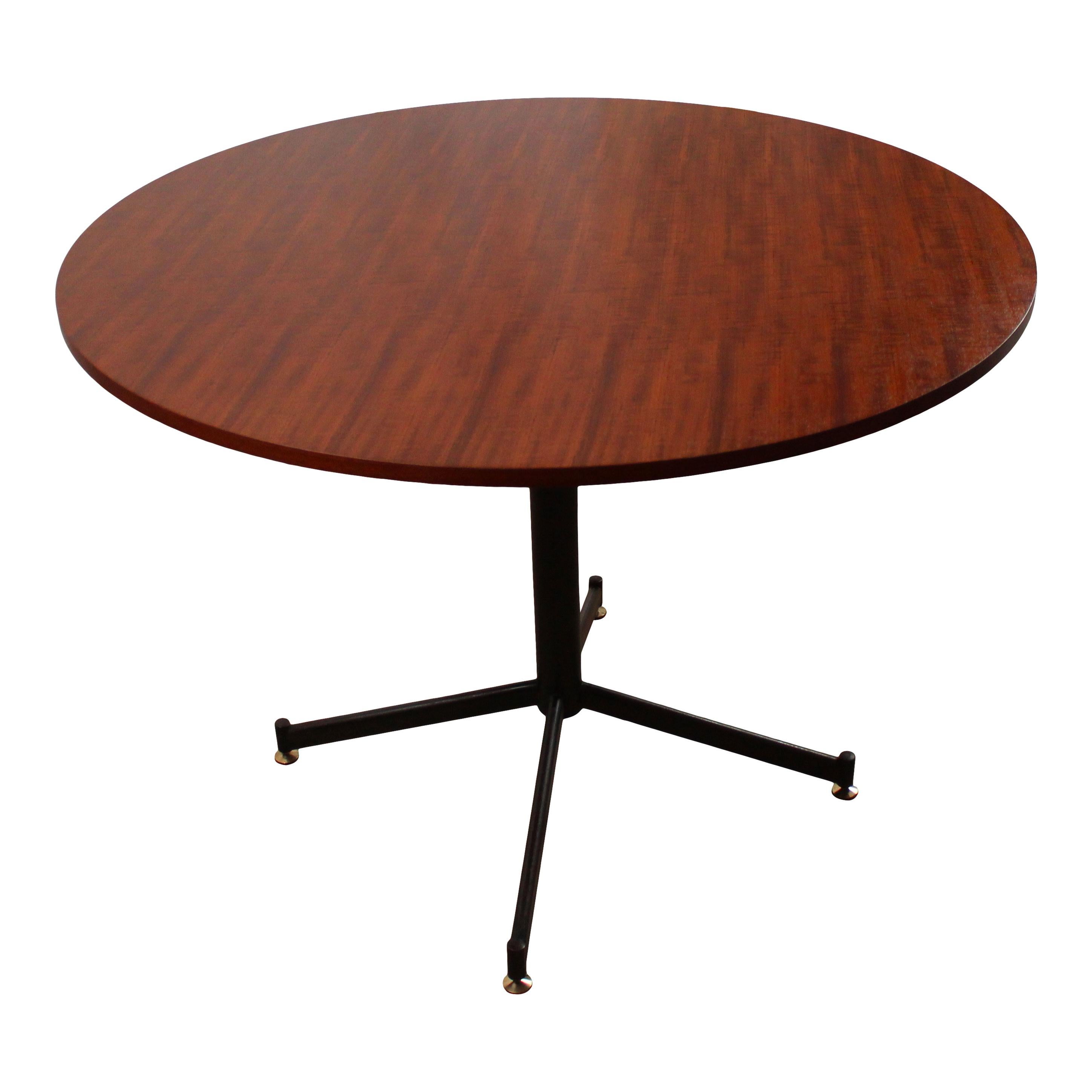 Table circulaire de salle à manger Medea, conçue par Vittorio Nobilis pour Fratelli Tagliabue en 1954.

Fabriqué en teck, fer et laiton, excellent état vintage.

Signalé au 