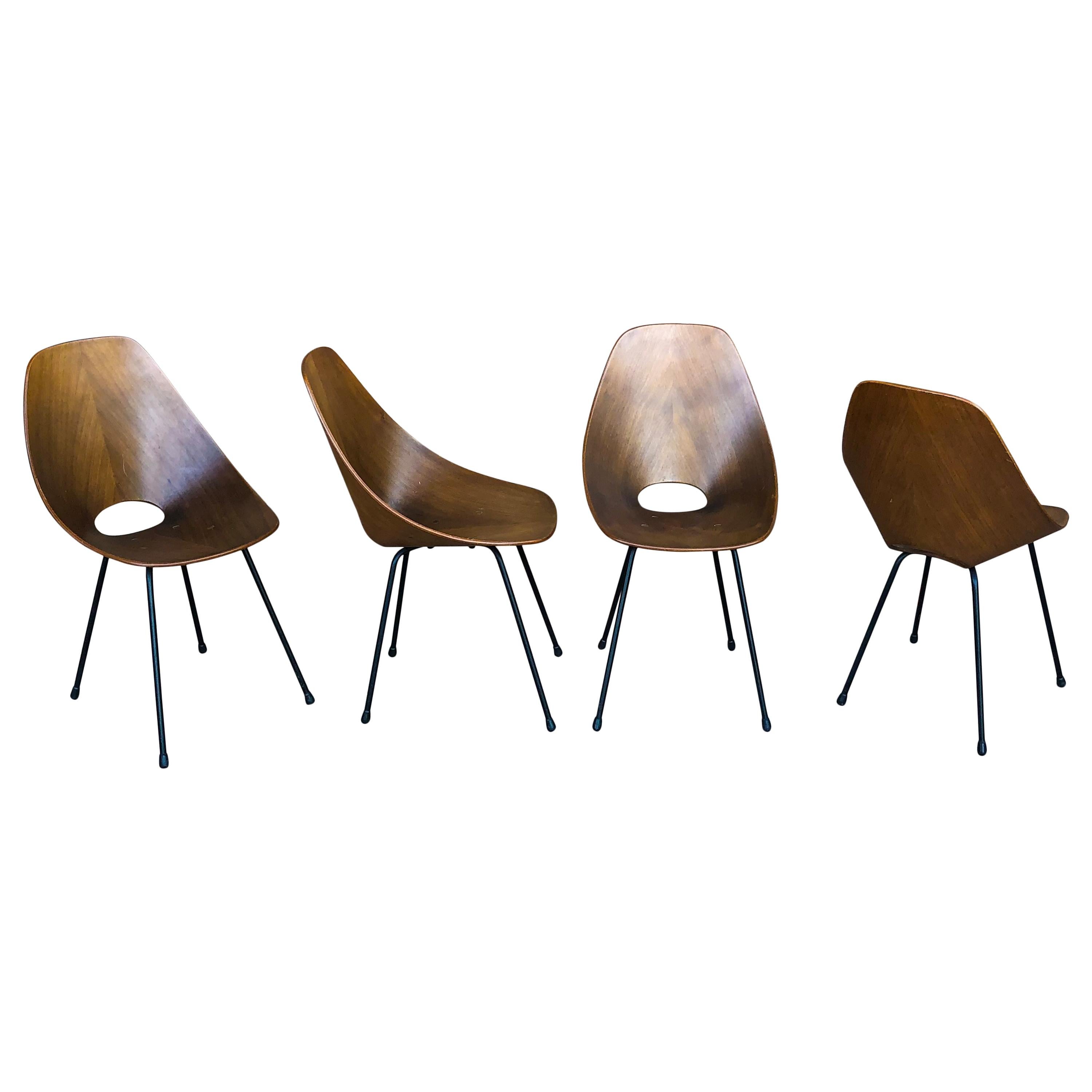 Ensemble composé de quatre chaises de salle à manger Medea, conçues par Vittorio Nobilis pour Fratelli Tagliabue en 1954.

Fabriqué en contreplaqué de teck, excellent état vintage.

Signalé au 