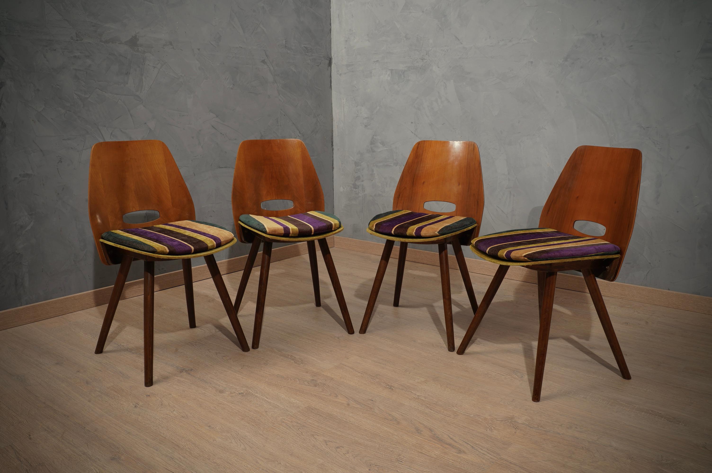 Simple materials but fantastic and unique design for these 4 chairs by Vittorio Nobili. Truly magnificent in shape.

Backrest made of steam-folded plywood and walnut veneer. Sitting in the same way folded but covered with a green velvet fabric.