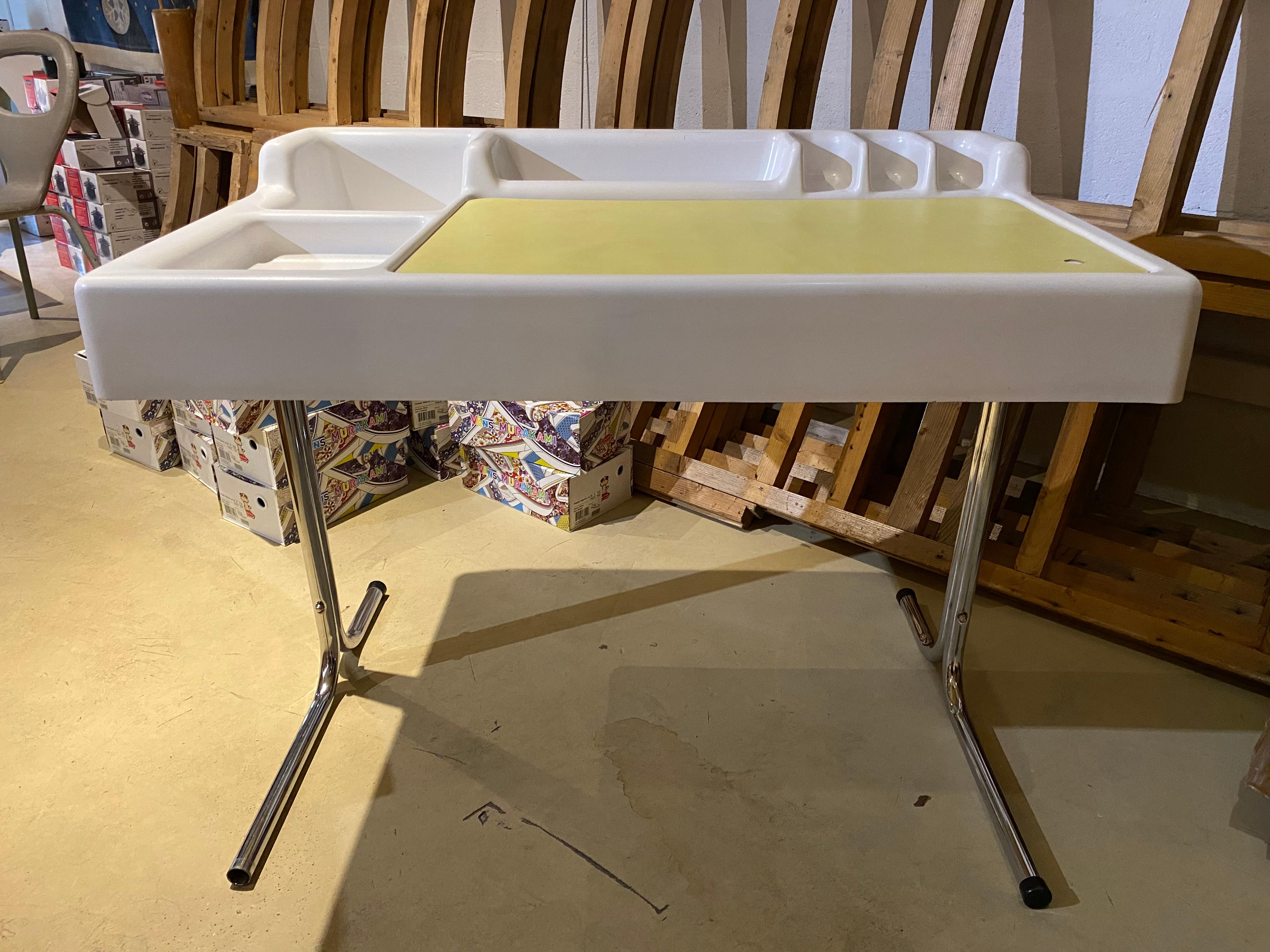 Vittorio Parigi & Nanis Prina
Bureau ORYX
Plastique moulé blanc
Steele,
vers 1972
Mesures : 100 x 75 x 63
Édition Meltoni

Nanis Prima & Vittorio Pariggi 
Bureau ORYX
Plastique moulé blanc
Acier,
vers 1972
Mesures : 100 x 75 x