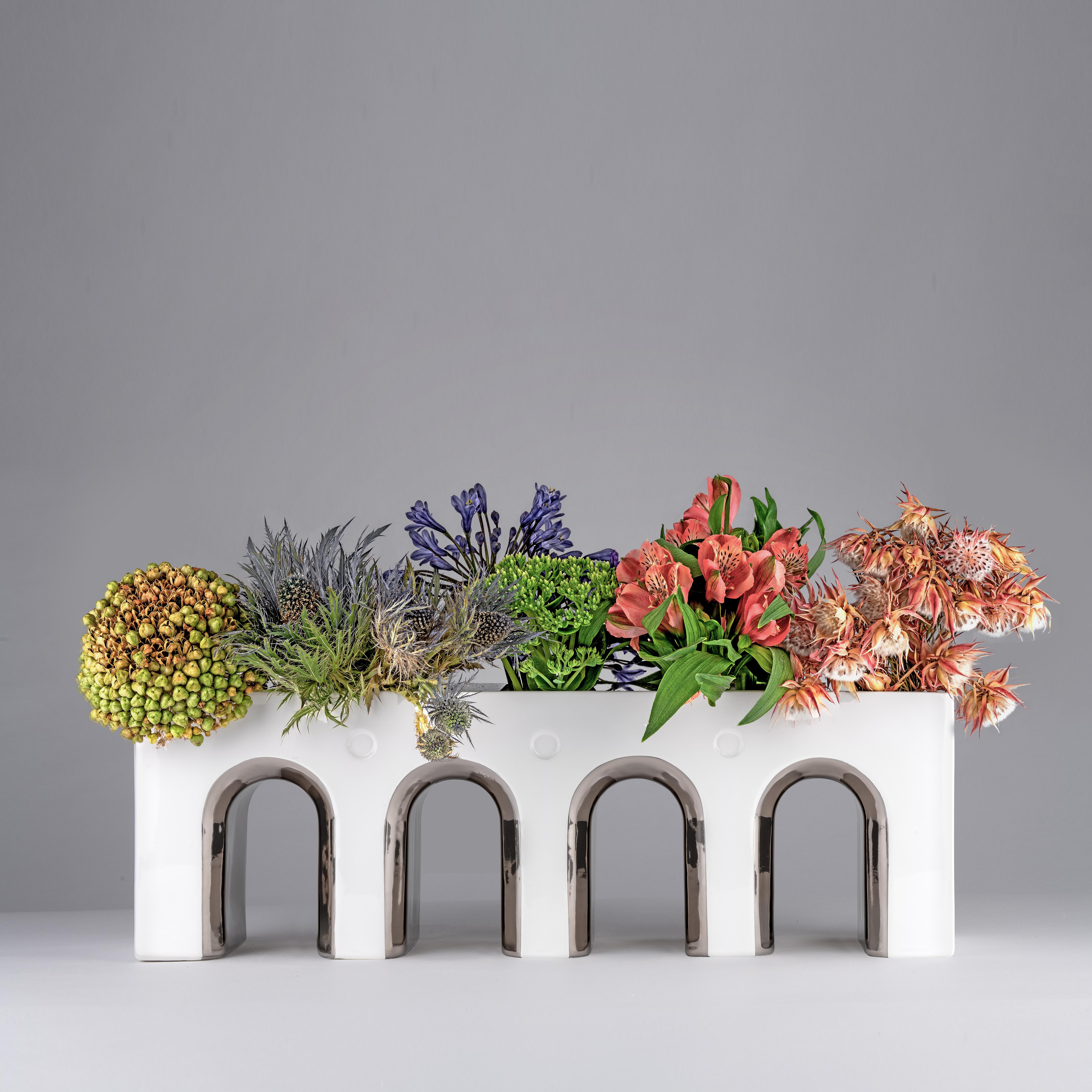 Moderne Vittorio Vase à fleurs en céramique blanche et détails en platine:: fabriqué à la main en vente